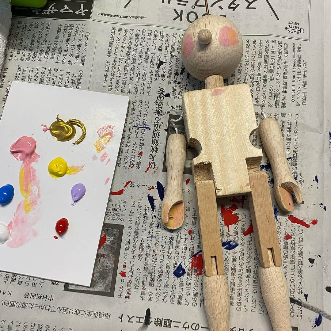 森本千絵さんのインスタグラム写真 - (森本千絵Instagram)「私も参加します 【 週末ワークショップ告知‼️】  12/17(日)11:00〜 Atelier goen° × 林 由未 (  @yumicher ) チェコ で活動する人形作家 林由未さんによるワークショップを開催！  ◆ チェコの伝統の操り人形「鉄柱入り操り人形」作りのワークショップをAtelier goen°にて開催いたします！   林由未さん監修で、雛形の木製人形をもとに思い思いの人形を制作していただけます。  お子さんも参加いただけます！goen°スタッフで制作をサポートいたします。  また林 由未さんのクリスマスオーナメントや、 同じくチェコで活動する人形作家 佐久間奏多( sotasakuma )さんの ブローチ、イヤリング、ピアスも取り扱い中です。 Atelier goen°にてお買い求めいただけます！ぜひ！ ———————————  開催日程: 12月17日(日)  ① 11:00 ~ 13:00　 ② 13:30 ~ 15:30 ③ 16:00 ~ 18:00 ▪︎各回 6名まで  所要時間 :  2時間  参加費用： ¥5,500(税込)  ※参加費は当日店舗にてお支払いくださいませ。 ※基本現金の取り扱いはございません。 ※材料はこちらで用意いたしますのでお持ち物は不要です。使用したいものパーツなどがあればご持参くださいませ。  参加方法： メールアドレス ( monogoen@goen-goen.co.jp )または Instagram ( @monogoen )のDMへ、下記項目を記載のうえご連絡ください。  ・お名前 ・参加人数 ・当日連絡用の携帯電話番号 ・ご希望の日程、時間  空きがあれば当日参加も可能ですので、ご希望の方はスタッフにお声がけくださいませ。  ——————————— ◆ 林 由未 Hayashi Yumi 1979年横浜生まれ。2002年、東京造形大学視覚伝達専攻科を卒業。2004年、東京藝術大学大学院デザイン科修了。糸あやつり人形に興味を持ち、大学在籍時代から、独自に人形制作を開始。銀座や原宿などにおける個展を中心に活動を続けてきた。個展という作者の独壇場で表現できるものと、さまざまな役割を持つ人々とかかわり合いながら芝居を完成させてゆく、舞台上において表現できるものの違いを学ぼうと一念発起し、チェコ共和国に渡る。 2007年、チェコ国立芸術アカデミー人形劇学部舞台美術科大学院に入学、ペトル・マターセク教授に師事。2008年、ポーラ美術振興財団在外研修助成を受ける。在学中から多様な国籍の人々との共同プロジェクトに舞台美術家として参加。「姨捨山」や「浦島太郎」などの公演をヨーロッパ各国におけるロングランという形で成功させる原動力となった。2010年、同大学院を首席で卒業。その際、「独自の視点による中央ヨーロッパと日本文化双方の総合的な融合・発展に基づく人形劇の創造・発展への功績」として学長賞を受賞。2012年、文化庁の芸術家在外研修員として、 DRAK劇場（チェコ）をはじめとする演劇現場にて研修。現在フリーの舞台人形美術家・造形作家として活動。プラハ在住。  ○ Atelier goen° 会場住所：東京都渋谷区猿楽町4-6 代官山宝ビル 1F 営業時間：12:00~19:00 ( 日曜・祝日 11:00~19:00 ) 定休日　：月曜日 入場料　：無料　※ワークショップは有料のものあり goen°オフシャルサイト：http://www.goen-goen.co.jp/」12月12日 17時51分 - chiemorimoto_goen