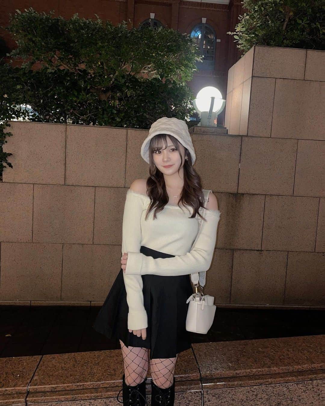 熊谷真里（まりくま）さんのインスタグラム写真 - (熊谷真里（まりくま）Instagram)「⁡ ⁡ 昨日の #くまっこーで ☺︎︎ ⁡ tops : @heather_love_official さん skirt : @grl_official さん bag : @amail_official さん ⁡ オフショル部分がファーになっててさりげないあざとさが 可愛くてお気に入りなの🫰🏻 モノトーンでオトナ女子な感じにしたよん☺︎︎ ⁡ ⁡ ⁡ ⁡ ⁡ ⁡ ⁡ ⁡ ⁡ ⁡ ⁡ ⁡ いつもいいね＆コメントありがとうございます🧸🎀 ⁡ ⁡ #まりくま #pop #Popteen #コーデ #コーデ紹介 #Heather #ヘザー #GRL #grl購入品 #グレイル #グレイル購入品 #グレイルコーデ #amail #網タイツ  #ガーリー  #ootd #instafashion  #instagood」12月12日 17時54分 - maritsupe0208