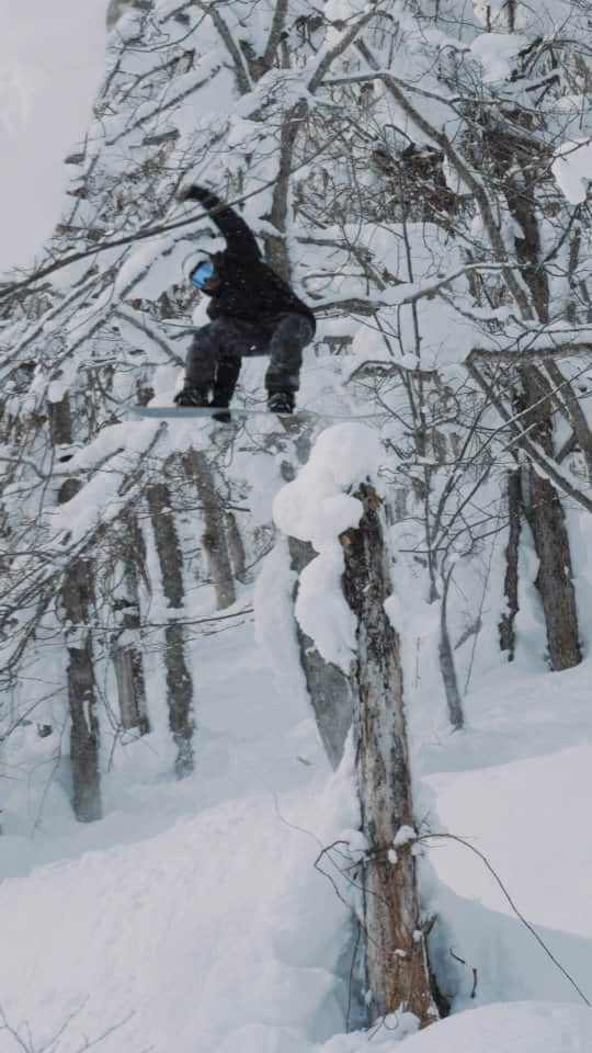 中井孝治のインスタグラム：「Takaharu Nakai @takaharunakai   SALOMON HILLSIDE PROJECT RIZUMU / 2023  Hokkaido, Japan.  Link in bio  Probably one of my most intense trip in 20+ years filming, surrounded my an allstar crew with Wolle, Taka, Louif, Goop, Perly, Shibuya. 🙏🙏🙏Thank you guys.  @salomonsnowboards @salomon   Music: Can / Mother Sky  🎥 second angle by @refmasato   Color grading: @julienroserens」