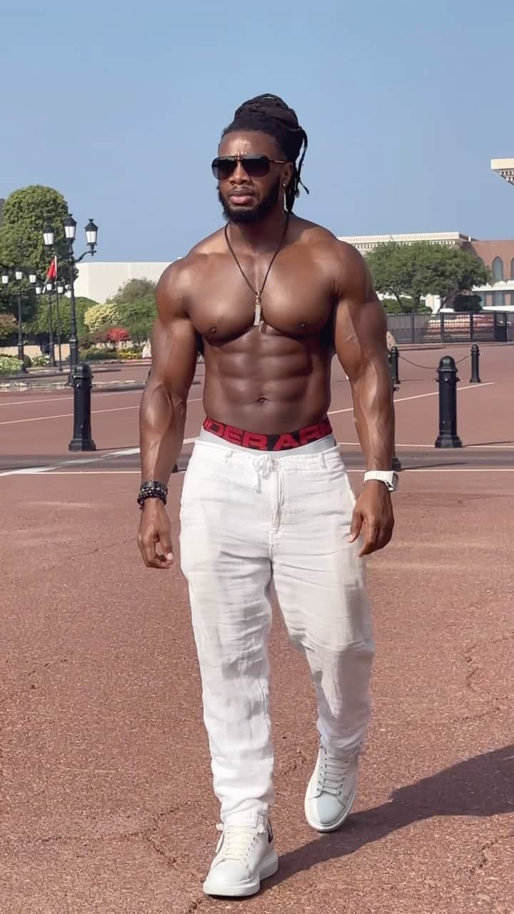 Ulissesworldのインスタグラム：「Consistency is Key 🔑 #transformationtuesday   29 years ago, my journey into weight training started not as a bodybuilder but to add size for sports performance.  From a skinny African kid, I embraced lifting, and it became my passion.  Entering a local bodybuilding competition for fun with friends kick-started my winning streak.  Over 13 years, I secured over 24 trophies, including four-time MuscleMania Pro World Champion 🔥  I’ve featured in fitness magazines, trained celebrities, and mentored trainers globally. My passion for educating others has grown each day, emphasizing dedication in both training and nutrition.  Humbled by fan support, I want to help you build your best physique, are you ready?   Join the I Am Dedicated army for more workouts like this and a custom meal and training plan tailored to your lifestyle. Click the link in my bio and let’s embark on this journey together! 🔥💪🏾  #ulissesworld #fitnesslifestyle #reels  📸 @sylvester_zoli」