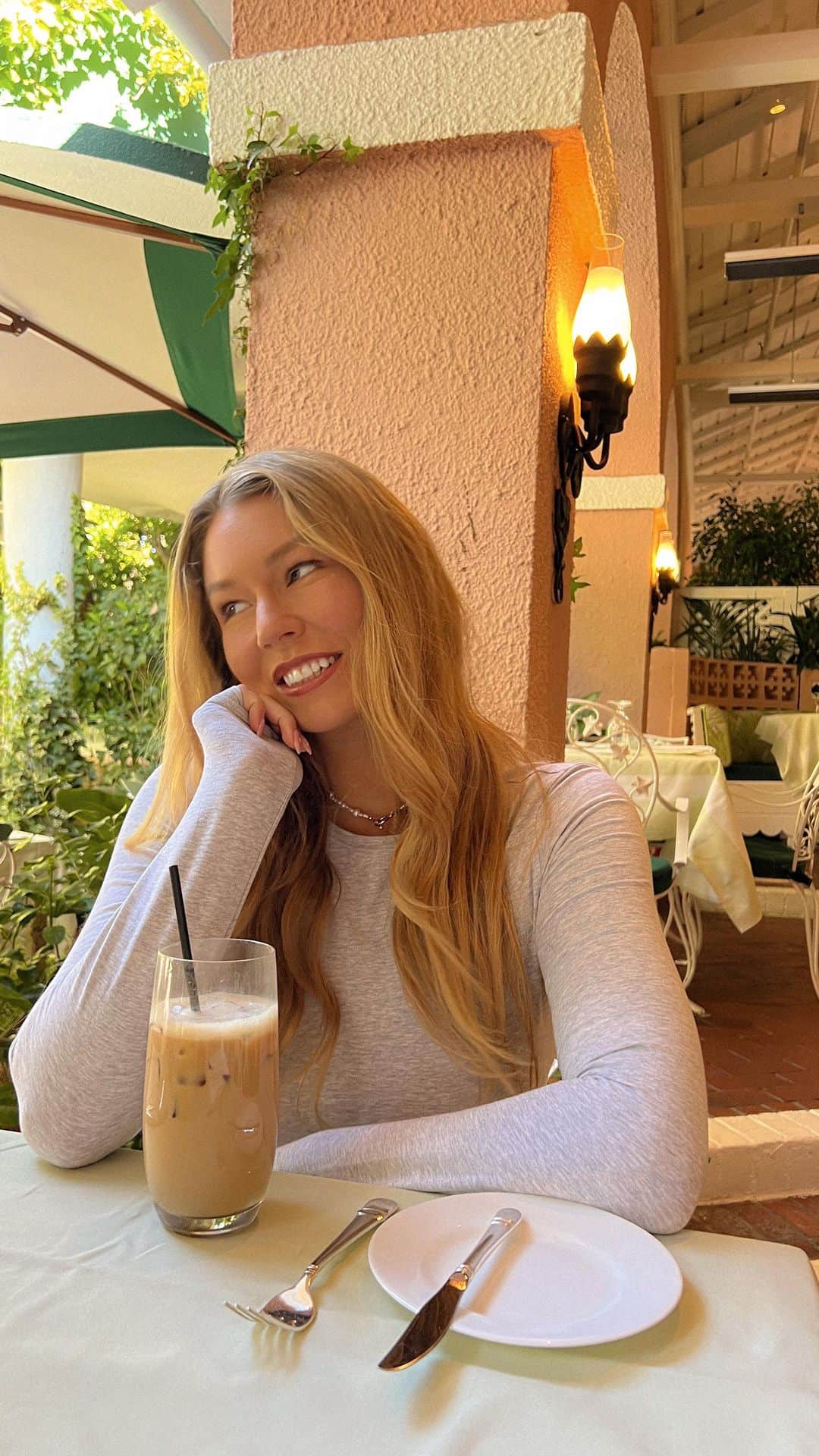 Alex Centomoのインスタグラム：「My 5 minute no makeup-makeup 🥰 Protecting your skin from the sun is just as important throughout the winter as in the summer ❄️ You can use my code ALEX10 for 10% off @larocheposay #ad」