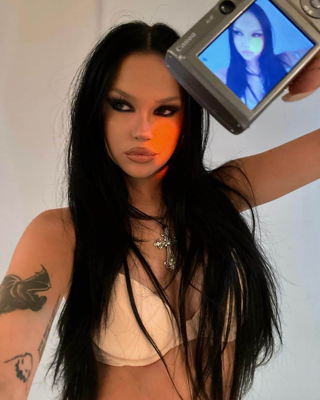 マギー・リンデマンのインスタグラム：「soooo.. what’s ur fav live song off the deluxe version?🤎」