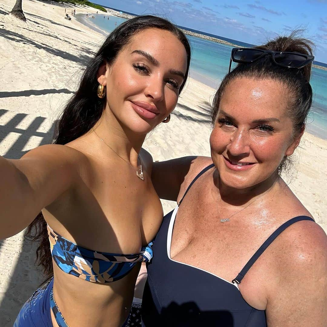 Carli Bybelさんのインスタグラム写真 - (Carli BybelInstagram)「Mommy, Gogo, the GOAT, the legend @jodirae_35 🌟 HAPPY HAPPY BIRTHDAY 🎈🎁🎂 Every day I’m reminded how lucky I am to have you in my life. Your love for your family is unmatched. So unbelievably blessed for your unconditional love, support and strength. I look up to you in so many ways. I know I am who I am today because of you. Thank you for always loving, supporting and fighting for me since day 1. I wish everyone could have a mother & grandmother like you. We love you so friggin much! Can’t wait to celebrate you in VEGAS baby 🎰 Enjoy your special day you are SO LOVED & APPRECIATED!!!!!」12月13日 3時47分 - carlibel