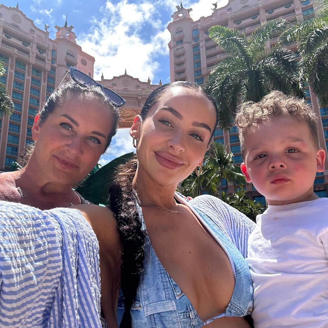 Carli Bybelさんのインスタグラム写真 - (Carli BybelInstagram)「Mommy, Gogo, the GOAT, the legend @jodirae_35 🌟 HAPPY HAPPY BIRTHDAY 🎈🎁🎂 Every day I’m reminded how lucky I am to have you in my life. Your love for your family is unmatched. So unbelievably blessed for your unconditional love, support and strength. I look up to you in so many ways. I know I am who I am today because of you. Thank you for always loving, supporting and fighting for me since day 1. I wish everyone could have a mother & grandmother like you. We love you so friggin much! Can’t wait to celebrate you in VEGAS baby 🎰 Enjoy your special day you are SO LOVED & APPRECIATED!!!!!」12月13日 3時47分 - carlibel