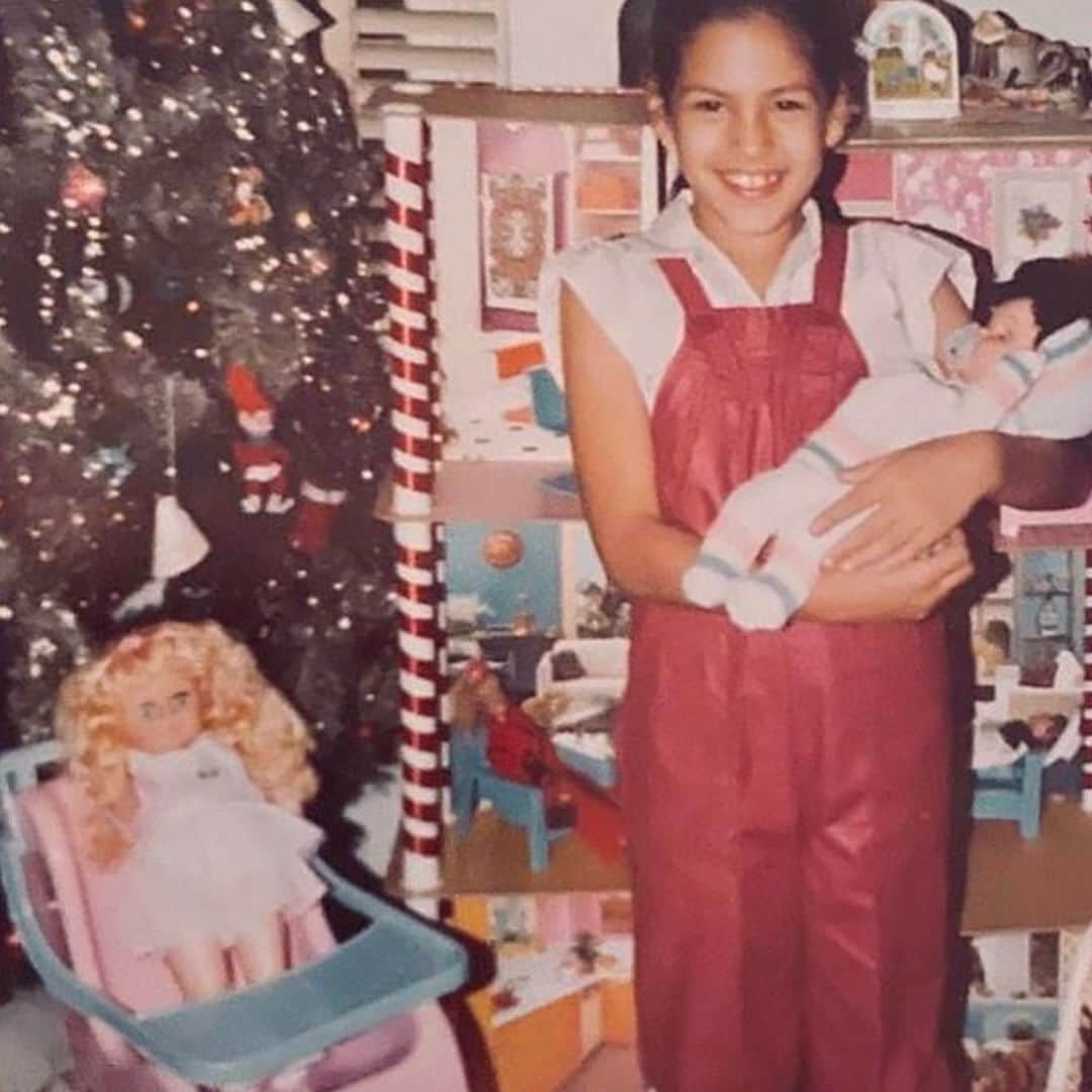 エヴァ・メンデスのインスタグラム：「Little me in the 80’s at Christmas.  We were paycheck to paycheck -at best - but my Mami always went all out for me on Xmas morning. My older siblings were also part of the magic. Since they were way beyond their Santa years then, when I look back now, I realize how they all did their part in making it magical for me. Im so grateful.   I miss my brother.  The last Christmas I had with him was a few years ago when he did something only a big brother could do. I’ll leave that sweet story for another post.   Anyway, I saw this pic this morning and felt like sharing.   Lotsa love ♥️🎄♥️」
