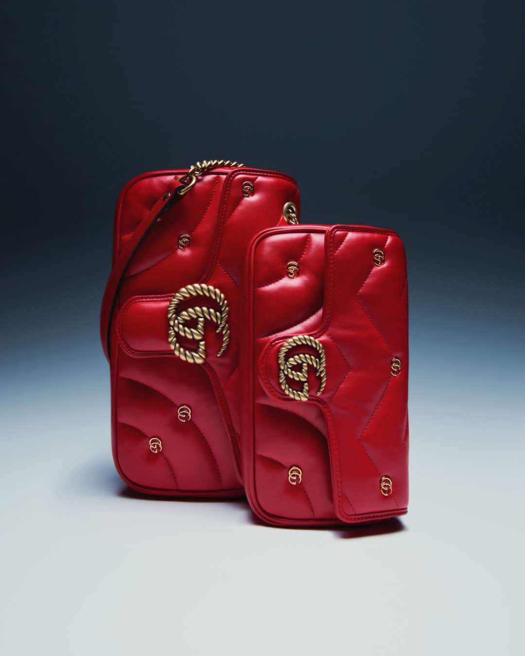ネッタポルテのインスタグラム：「ONLY AT NET-A-PORTER: Discover the iconic @gucci ‘GG Marmont’ bag in a glamorous new red hue – available exclusively at the link in bio.」