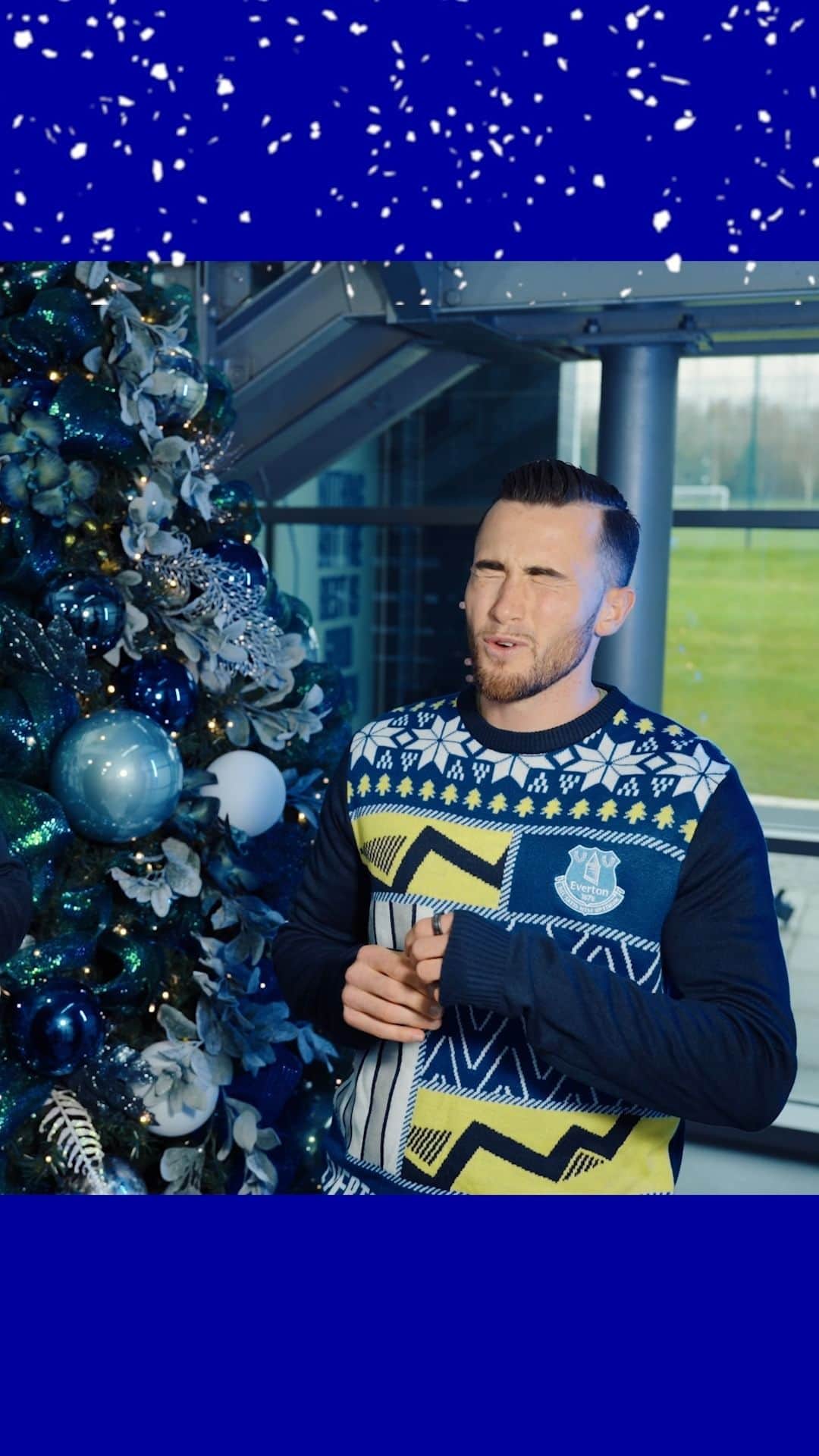 エヴァートンFCのインスタグラム：「Secret Santa - who's getting what this Christmas?! 🎅😂」