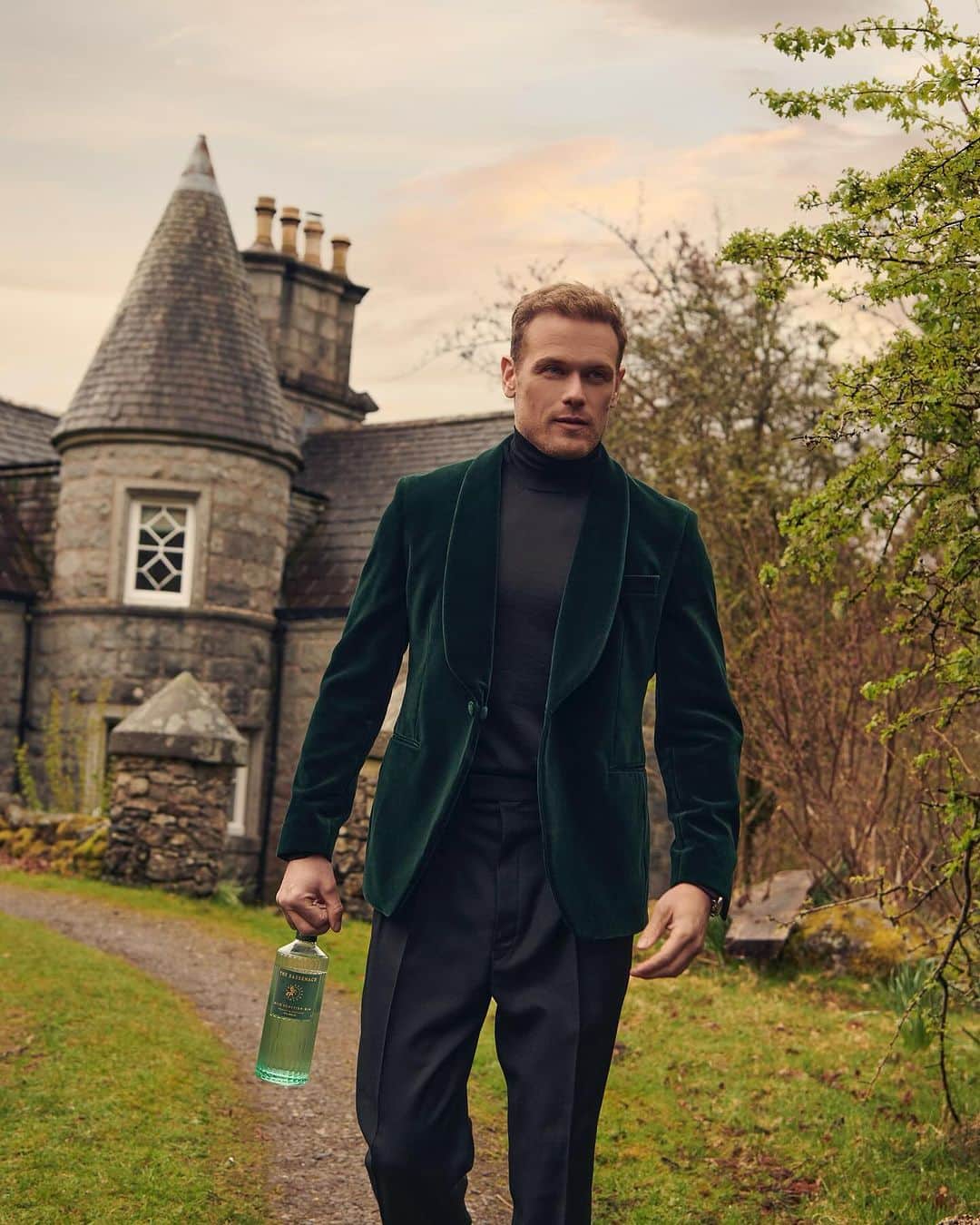 サム・ヒューアンのインスタグラム：「Tis the Sassenach Season… 🎄   @sassenachspirits」