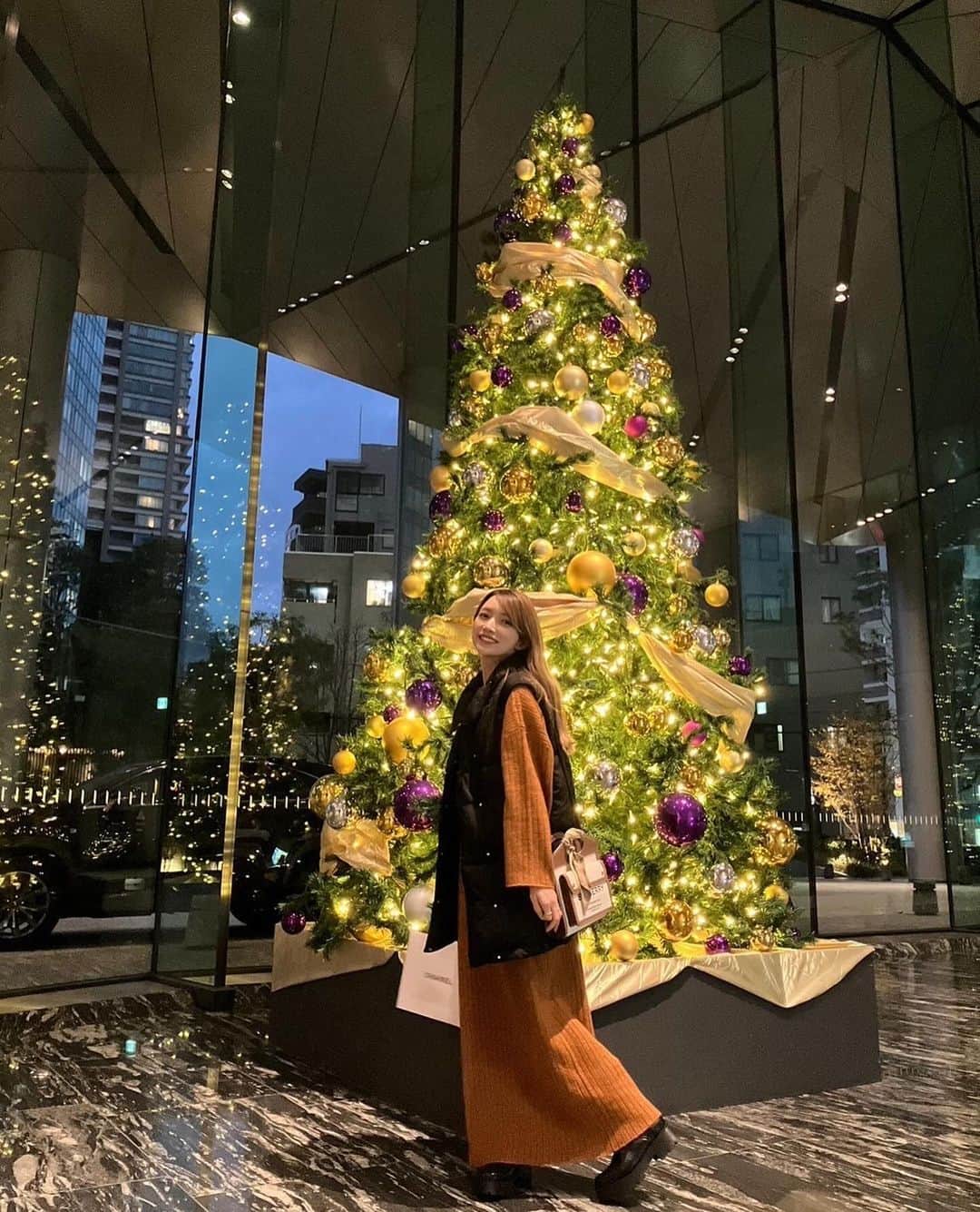 後藤真希のインスタグラム：「もうクリスマス🎄かぁ〜♡  ／ 📢 『後藤真希 LIVE&TALK 2024 ～まかろん♡わごん～』 会員選考本日まで！！🚐💓✨ ＼  #まきふく #クリスマス #クリスマスツリー #まかろん♡#わごん #後藤真希 #後藤真希ライブ2024」