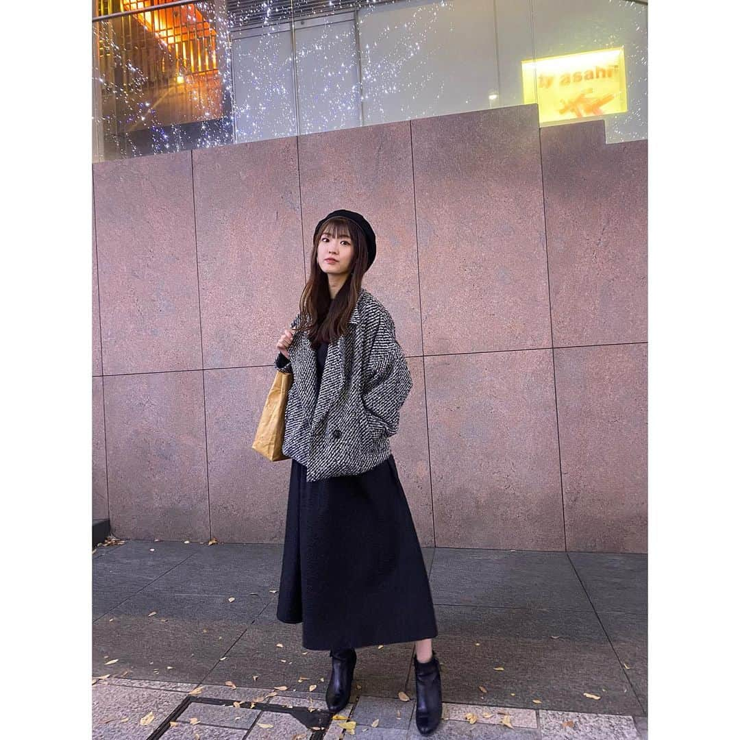 春名真依のインスタグラム：「＊ ベレー帽すき🐈‍⬛🤍  #まいfashion #moussy #yourmle #black #ベレー帽」