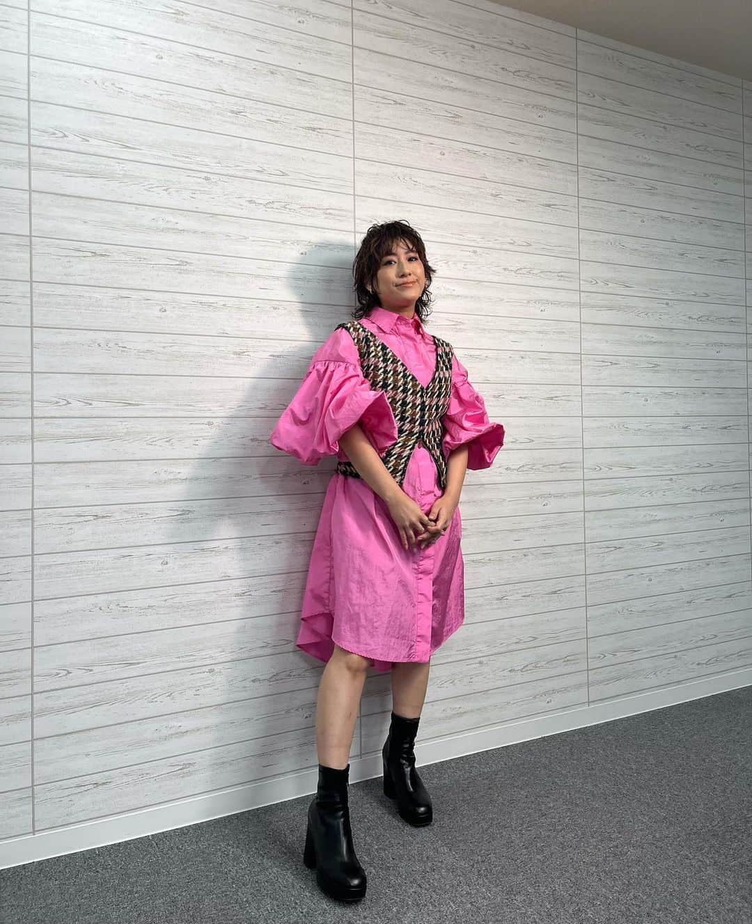 IMALUのインスタグラム：「フジテレビ「突然ですが占ってもいいですか？」にて、星ひとみ先生に占っていただきました...🫡✨今夜8時スタートです〜！  👗 @kogisonofuku  💄 @hairmakeup_mayu」