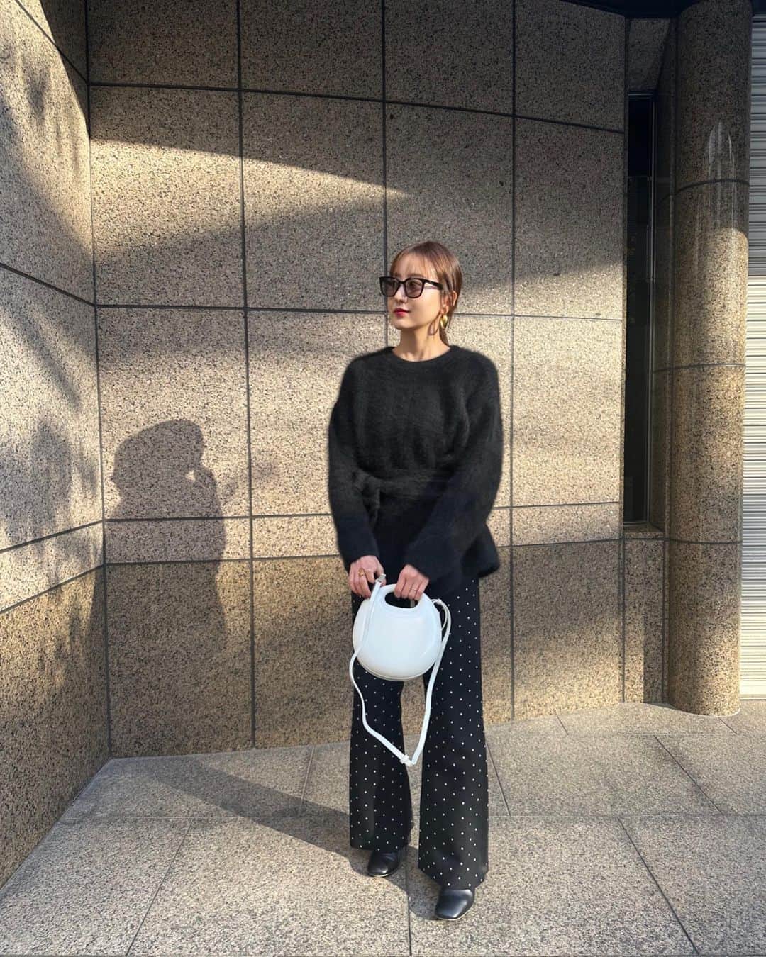 西村彩香のインスタグラム：「.  ドットのニットパンツて珍し🫠🤍🖤  pants @caban.jp  knit @ronhermanjp  bag @archivepke sunglasses @gentlemonster   クリスマスまであと11日🎅🎄✨」