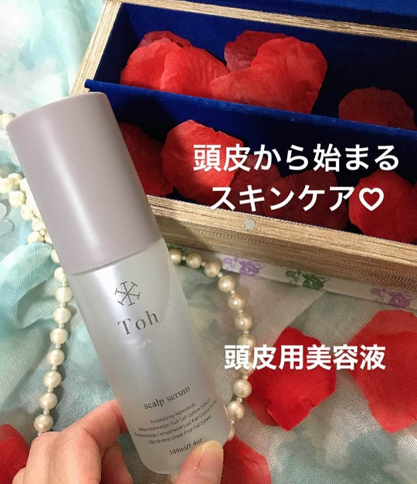 葵のインスタグラム：「頭皮ケアにこちら使い始めてみました！ 頭皮ケアブランドのToh(トウ！） @toh.skincare   抜け毛予防や頭皮のニオイ、かゆみなどに効果があり！  ヒト幹細胞培養液など、頭皮のために配合した厳選成分配合しています。 髪の毛に邪魔されずに頭皮まで届かせるノズル型だから使いやすいよ！ 深呼吸したくなる、心休まる香りに癒されます♡  使用後は軽く頭皮をマッサージ♡ べとつきなどなくさらっとしているから違和感ありません！ 乾燥が気にならなくなって頭皮が気持ちいい^_^ 使い続けていきたいな🎵 #PR#頭皮ケア#トウ#スカルプケア#おうちケア」