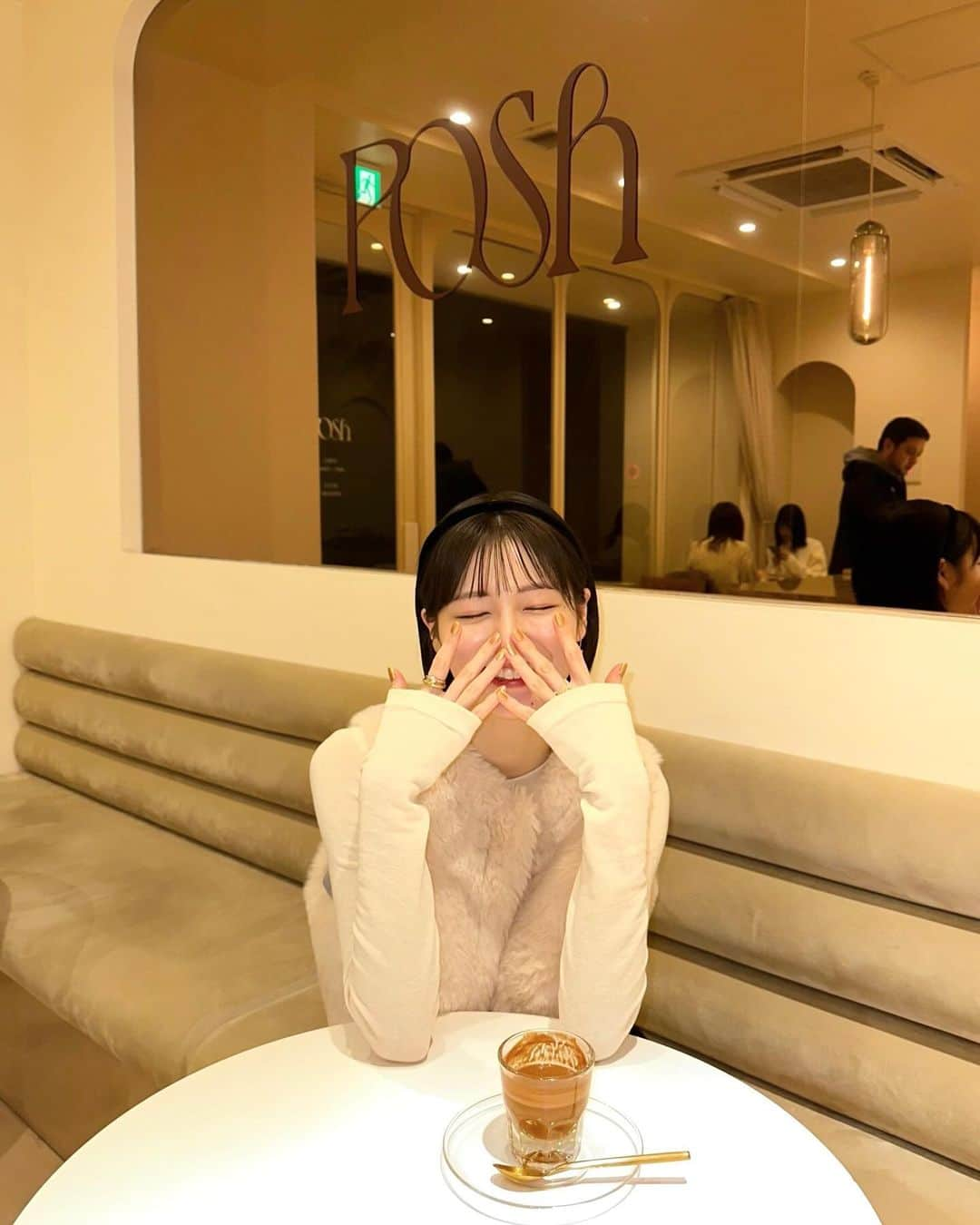 糸原美波さんのインスタグラム写真 - (糸原美波Instagram)「☕️🤎  ふーちゃんと清澄白河のカフェ巡りした日 🧁  可愛いカフェやった 💭  お洋服🏷️♡ tops : @miroile  best : @eimyistoire_official  head accessory : @n_with_official   #MILOILE #nwith #itominacode #ショートヘア #ショート #ボブ」12月12日 19時51分 - minami_itohara