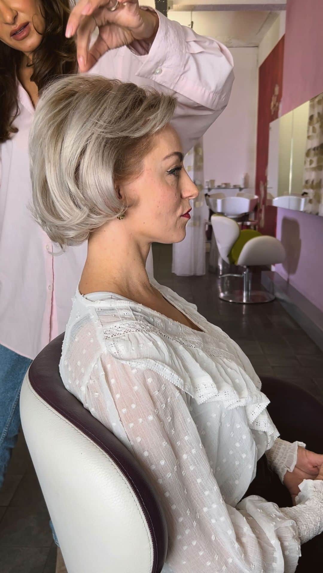 Sarah Angiusのインスタグラム：「“My greatest joy comes from not only making women look beautiful, but also helping them feel confident in their own skin/hair. During a recent makeover, I wanted to give this beauty a vibrant and healthy-looking hair full of volume and bounce. Her hair had been through its fair share of challenges, and it was in desperate need of some tlc”❤️ Model: @su.zan.ne  Location: @jc_hair_」