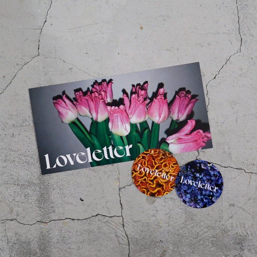 GINZA SONY PARK PROJECTのインスタグラム：「【購入者にはオリジナルカードとステッカーをプレゼント！ / Present for purhase, Original card and sticker】  『花のLoveletter』期間中に花や鉢物、オリジナルソックスをご購入いただいた方に、プログラムのオリジナルカードとステッカーをプレゼントしています。  メインビジュアルであるチューリップの写真がデザインされたカードは、裏面にメッセージを書くこともできます。 ステッカーは2種のうち1種をお選びいただけます。  想いを込めた「花のLoveletter」に添えて、ぜひお持ち帰りください。  Cards have a space for writing message on the back. And you can choose one of two types of stickers.  @loveletter_meme  #花のLoveletter #LoveLetter #FlowerShop #花屋 #銀座ギャラリー #銀座アート巡り #SonyParkMini #SonyPark #Ginza #GinzaSonyParkProject」