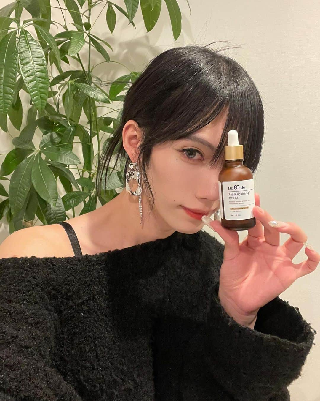 志村禎雄のインスタグラム：「Dao's Beauty Time 🤍  すっかり寒くなって街中はイルミネーションで *↟⍋*↟ Xmas mode *↟⍋*↟ ですが乾燥の季節でも あるよね（；_；）、、、 そんな時こそ裏での努力 が大事！今日はみんなに、わたしが使い始めて 凄く良かったアイテムを4つ教えたいなと思います！  韓国コスメ信者なのでプチプラで良いと思ったもの を使ってきてたけど、たまには背伸びして特別な スキンケアで気分もお肌もぶち上げてこ？  韓国高級コスメ 『 Dr. Oracle 』  ﾖﾐ : ﾄﾞｸﾀｰｵﾗｸﾙ   @dr.oracle_official @dr.oracle_jp   ＿＿＿＿＿＿＿＿＿＿＿＿＿＿＿＿＿＿＿＿＿  ① 方保湿弾力化粧水  しわ改善、肌バリア改善、保湿ケア、肌弾力改善 という化粧水でこんなにも効果があるのヤバない? わたしはアラサーまっしぐらですしいつまでも お肌ﾄｩﾙﾝﾄｩﾙﾝのピチピチで居たいので頑張ってる けどこんなに効果あると、ベタベタしそうって思ってた けど全然そんなこと無くてむしろサラサラなの...  恐るべし優れもの🙌🏻🙀  ② セラム   しわ改善、弾力ブースティング、ツヤ改善、美白改善  美容好きならセラムの良さを知ってると思うし 使った事ない方は特に使ってみて欲しいのだけど これがあるのと無いのとだと見違えるくらいに 肌が変わります、、、4つの中で1番推し。  とにかく入ってる成分が良すぎて次世代レチノイド と言われるヒドロキシピナコロンレチノアート(頭ﾊﾟﾝｸ) がとにかくえぐぅ！ (夜のみ使用)  ③ コラーゲンクリーム   即効保湿 、弾力改善、肌のキメ改善、美白   ここに来て美白効果きたぁぁぁぁぁ！ という事でこちらを日中帯に使う際は 日焼け止めを塗ること忘れずにね！！！  植物性コラーゲンが入ってたりとにかく素早く 肌に吸収させる成分が入ってる等、これまた優秀。。。  ④フェイシャルクリーム  肌バリア改善、水分ブースティング、鎮静ケア  はいきたぁぁぁぁぁ！鎮静成分のある クリームで蓋をするイメージ！わたしは赤みが 出やすいので最後に鎮静ケアはデカい！！ 肌を潤わせながら鎮静できるのは激アツです(>_<)  ＿＿＿＿＿＿＿＿＿＿＿＿＿＿＿＿＿＿＿＿＿  さぁここまで4つの説明をしてきましたが 成分を言われても分からない方が殆どだと思いますし 私も頭ﾊﾟﾝｸしそうでしたがとにかくお肌にとって いい事尽くしだからこそ高級コスメなのでしょう！ Xmasプレゼントや、何あげて良いか分からない メンズ君！これを女の子にプレゼントしたら間違い なしだよ(՞ ᴗ ̫ ᴗ՞)︎︎ᕷ  気になったらぜひにね！  #PR #KCOSMEBU  #droracle #qoo10 #もちもち弾力クリーム #もちもち弾力セラム #もちもち弾力化粧水 #コスメ #スキンケア #ドクターオラクル #レチノタイトニングクリーム #レチノタイトニングセラム #レチノタイトニング化粧水 #肌バリア改善クリーム #韓国コスメ #韓国コスメ部 #韓国ファヘレチノール1位 #韓国口コミアプリファヘ1位 #韓国皮膚科オラクル #韓国皮膚科使用商品」