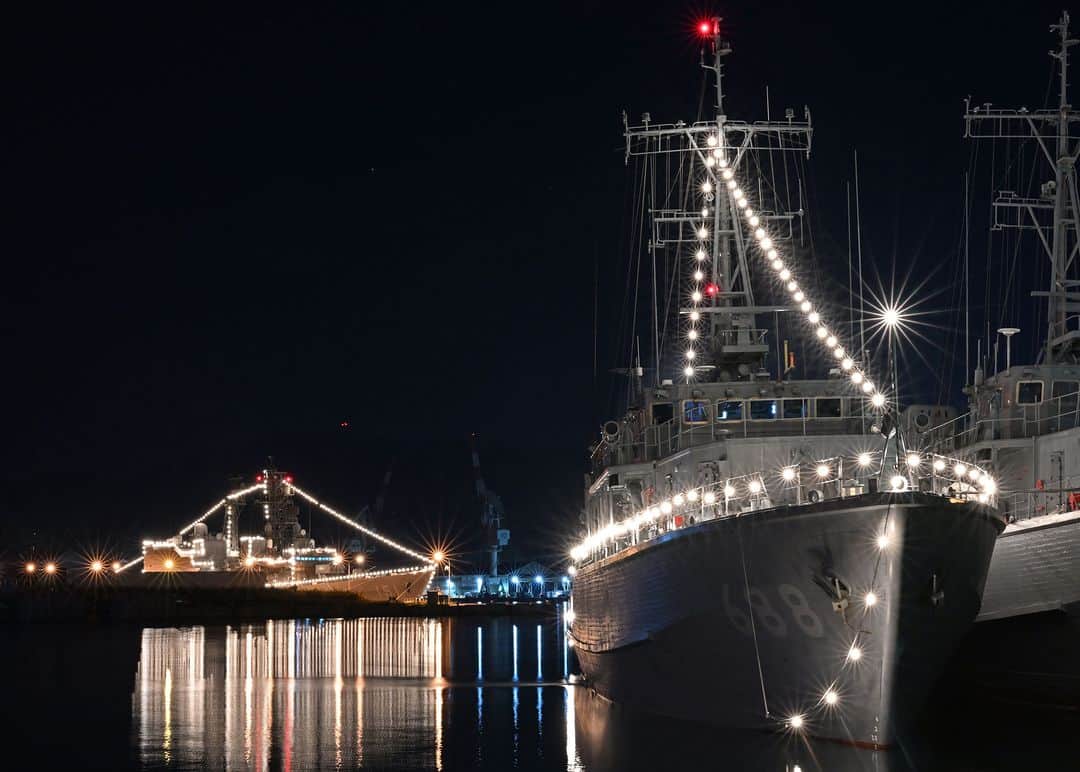 海上自衛隊のインスタグラム：「各基地から、素敵な電灯艦飾の写真が届きました。 イルミネーションの時期なので、皆様にもお届けします！  第１弾の写真は舞鶴地区で撮影されました✨ @JMSDF_mrh #電灯艦飾 #イルミ #海上自衛隊」