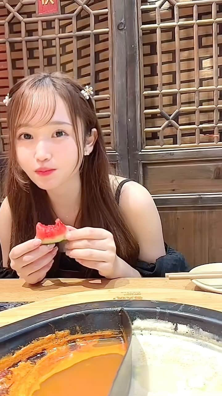 ぷーちゃんのインスタグラム：「🐶🍯  スイカ‪らぶ🥺🫶🍉  初めて火鍋食べた日🔥  スタッフさんが作ってくれた パクチーとかニンニク合わせたタレ美味しかった🐷  みんな火鍋食べたことある？？  #撮影モデル#サロンモデル#モデル#大阪サロンモデル#関西モデル#関西サロモ#関西サロンモデル#フリーモデル#関西フリーモデル#マレーシア#Malaysia#クアラルンプール」