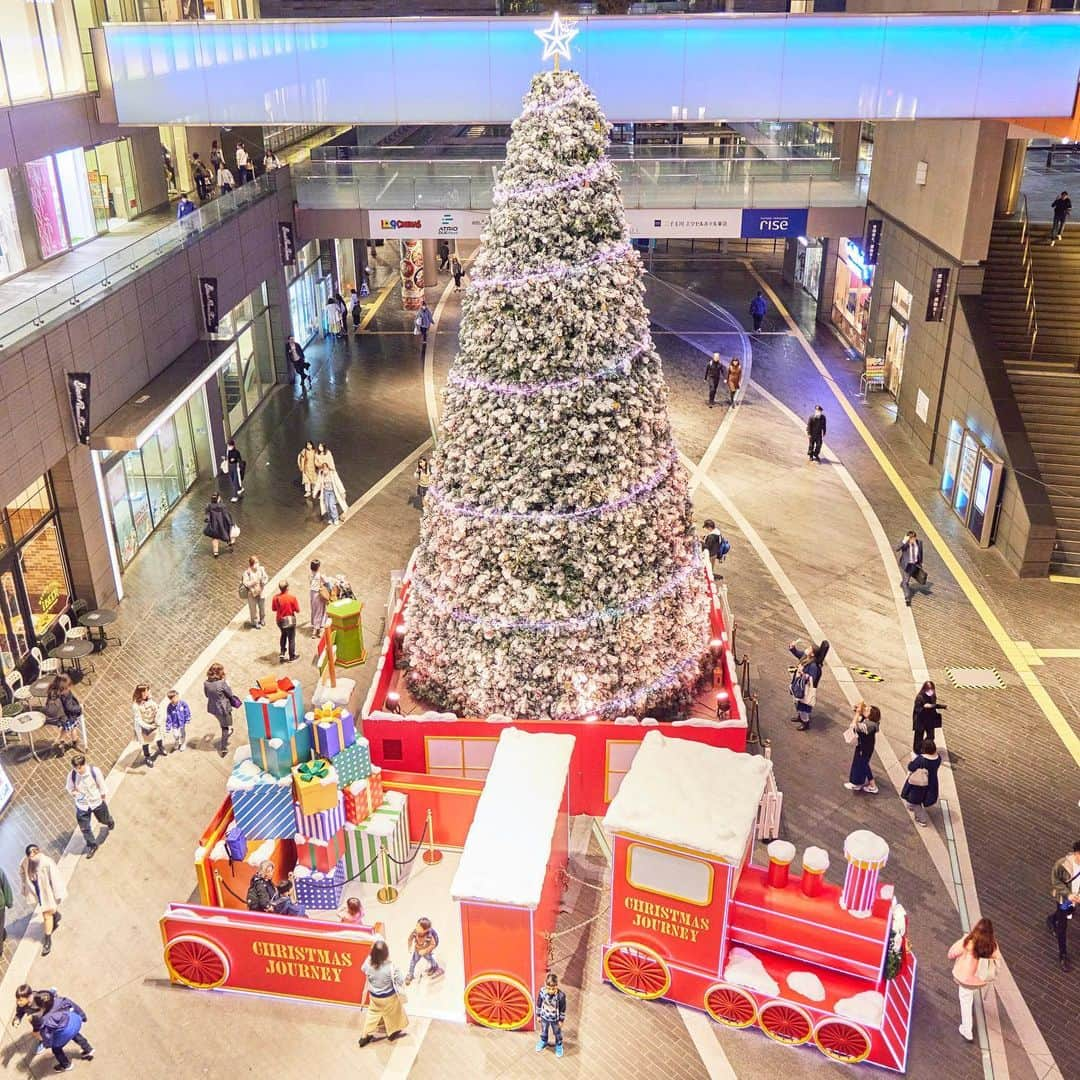 二子玉川ライズさんのインスタグラム写真 - (二子玉川ライズInstagram)「＼CHRISTMAS JOURNEY／ 今年もクリスマスの時期がやってきました✨  サンタクロースが世界に笑顔を届ける「旅」をテーマに、クリスマス装飾とイルミネーションを実施中！  ガレリアには、世界へ旅立つサンタクロースの発着駅をイメージした、高さ約11mのクリスマスツリーが登場♪  ツリーの特別演出は、tofubeatsさんとコラボレーション！オリジナル楽曲「Lights」とともにお届けします。 曲に合わせた特別演出は必見👀  他にも空飛ぶ特別列車のフォトスポットやARコンテンツなど、わくわくが盛りだくさん。 この時期だけの特別な体験をお楽しみください。   ——————— 📍場所：二子玉川ライズ ガレリア 二子玉川ライズ クリスマス2023「CHRISTMAS JOURNEY」 点灯時間：16:00～24:00 ※特別演出は20分ごとに1回、最終演出は23：40 12/25(月)まで ———————   #二子玉川ライズ #二子玉川 #にこたま #二子玉 #futakotamagawa #クリスマス #クリスマスツリー #ホリデーシーズン #サンタクロース #フォトスポット #撮影スポット #AR #tofubeats #イルミネーション #特別列車 #サンタポスト #クリスマスイベント #クリスマスイルミネーション #二子玉川ライズクリスマス」12月12日 20時03分 - rise_shopping_center