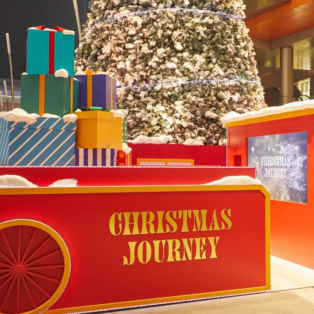二子玉川ライズさんのインスタグラム写真 - (二子玉川ライズInstagram)「＼CHRISTMAS JOURNEY／ 今年もクリスマスの時期がやってきました✨  サンタクロースが世界に笑顔を届ける「旅」をテーマに、クリスマス装飾とイルミネーションを実施中！  ガレリアには、世界へ旅立つサンタクロースの発着駅をイメージした、高さ約11mのクリスマスツリーが登場♪  ツリーの特別演出は、tofubeatsさんとコラボレーション！オリジナル楽曲「Lights」とともにお届けします。 曲に合わせた特別演出は必見👀  他にも空飛ぶ特別列車のフォトスポットやARコンテンツなど、わくわくが盛りだくさん。 この時期だけの特別な体験をお楽しみください。   ——————— 📍場所：二子玉川ライズ ガレリア 二子玉川ライズ クリスマス2023「CHRISTMAS JOURNEY」 点灯時間：16:00～24:00 ※特別演出は20分ごとに1回、最終演出は23：40 12/25(月)まで ———————   #二子玉川ライズ #二子玉川 #にこたま #二子玉 #futakotamagawa #クリスマス #クリスマスツリー #ホリデーシーズン #サンタクロース #フォトスポット #撮影スポット #AR #tofubeats #イルミネーション #特別列車 #サンタポスト #クリスマスイベント #クリスマスイルミネーション #二子玉川ライズクリスマス」12月12日 20時03分 - rise_shopping_center