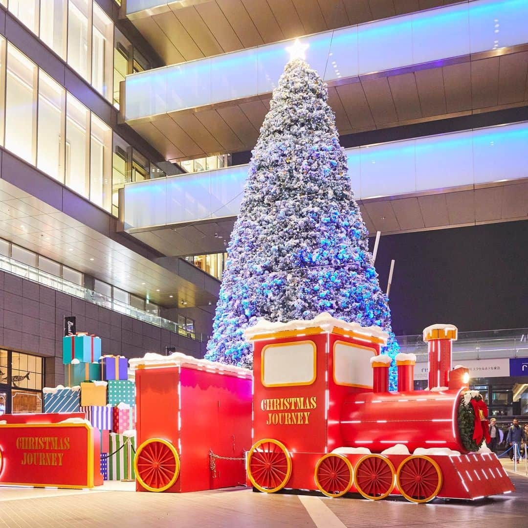 二子玉川ライズのインスタグラム：「＼CHRISTMAS JOURNEY／ 今年もクリスマスの時期がやってきました✨  サンタクロースが世界に笑顔を届ける「旅」をテーマに、クリスマス装飾とイルミネーションを実施中！  ガレリアには、世界へ旅立つサンタクロースの発着駅をイメージした、高さ約11mのクリスマスツリーが登場♪  ツリーの特別演出は、tofubeatsさんとコラボレーション！オリジナル楽曲「Lights」とともにお届けします。 曲に合わせた特別演出は必見👀  他にも空飛ぶ特別列車のフォトスポットやARコンテンツなど、わくわくが盛りだくさん。 この時期だけの特別な体験をお楽しみください。   ——————— 📍場所：二子玉川ライズ ガレリア 二子玉川ライズ クリスマス2023「CHRISTMAS JOURNEY」 点灯時間：16:00～24:00 ※特別演出は20分ごとに1回、最終演出は23：40 12/25(月)まで ———————   #二子玉川ライズ #二子玉川 #にこたま #二子玉 #futakotamagawa #クリスマス #クリスマスツリー #ホリデーシーズン #サンタクロース #フォトスポット #撮影スポット #AR #tofubeats #イルミネーション #特別列車 #サンタポスト #クリスマスイベント #クリスマスイルミネーション #二子玉川ライズクリスマス」