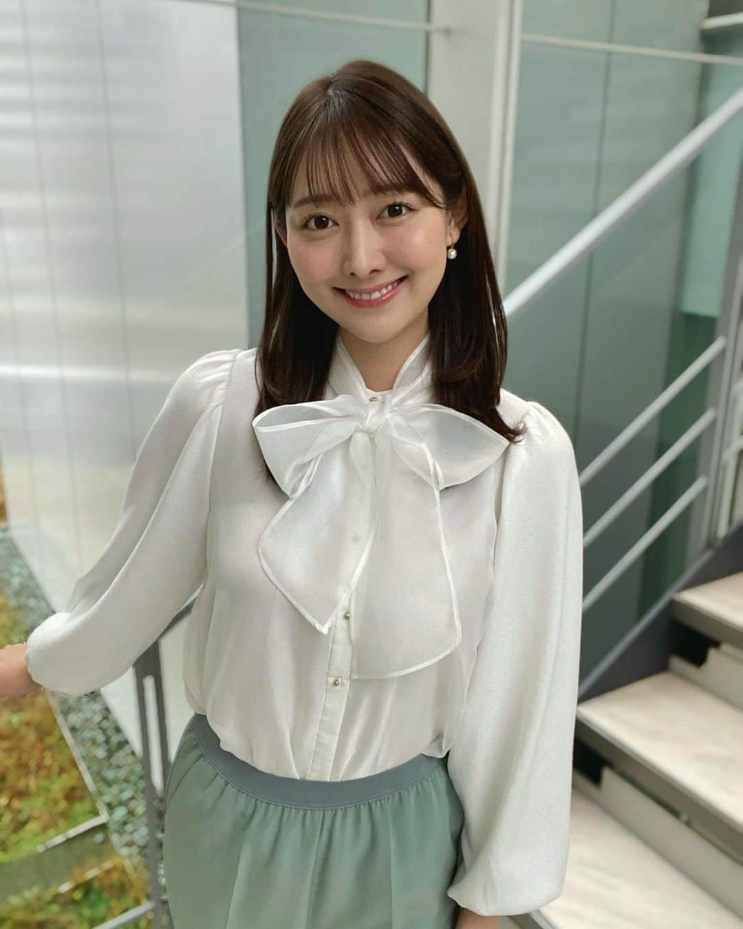 森山みなみさんのインスタグラム写真 - (森山みなみInstagram)「.  今朝も羽鳥慎一モーニングショーをご覧いただき、ありがとうございました☀️  リボン付きブラウスにグリーンのパンツ🌱 爽やかな色合いで元気が出る組み合わせ☺︎  明日もよろしくお願いいたします！   #テレビ朝日 #羽鳥慎一モーニングショー #モーニングショー #アナウンサー  #森山みなみ  #衣装」12月12日 20時03分 - minami.moriyama_ex