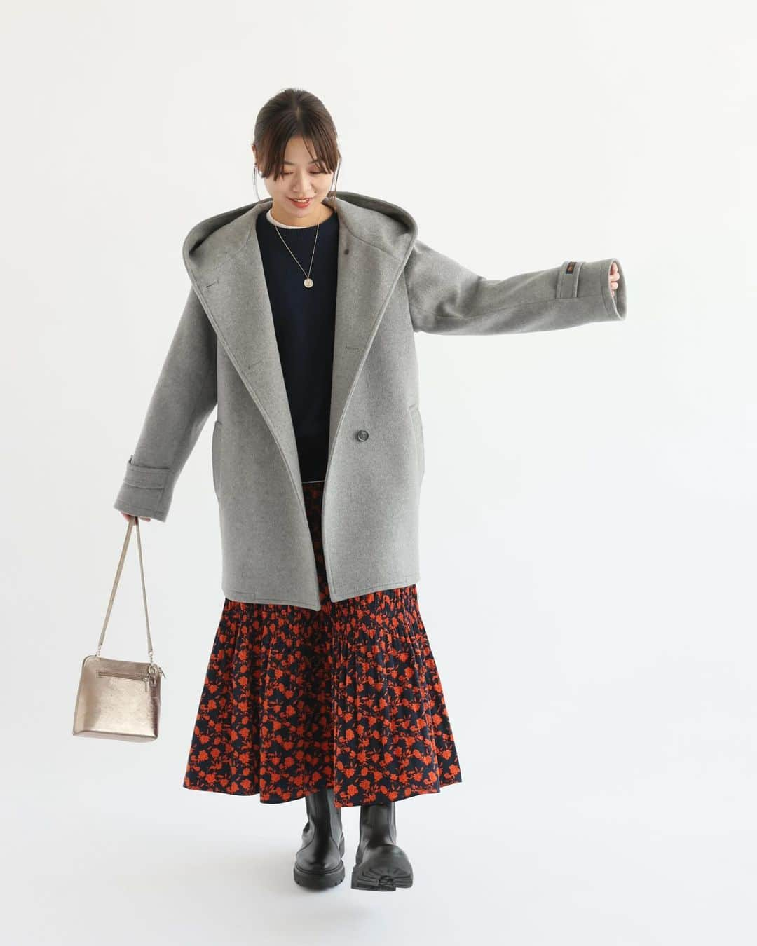 JOURNAL STANDARD relumeさんのインスタグラム写真 - (JOURNAL STANDARD relumeInstagram)「今年のmust buy outer ! 「スーパーファインビーバーシリーズ」から新色のグレーが入荷！ ⁡ ⁡ 肌触り、着心地、お値段 ⁡ どれをとっても満足できる、relumeの最推しコートです。 前回即完売したロング丈のスタンドカラー、フード、クルーネック。 ⁡ ⁡ ⁡ アウターこそトレンドのグレーを取り入れて、一気に今年らしい着こなしに！ ⁡ ⁡ ——————— ⁡ スーパーファインビーバークルーネックコート ¥24,200(税込) 𝗇𝗈.23020462709040 ⁡ スーパーファインビーバースタンドコート ¥31,900(税込) 𝗇𝗈.23020462710040 ⁡ スーパーファインビーバーフーデッドコート ¥31,900(税込) 𝗇𝗈.23020462602040 ⁡ ——————— ⁡ @baycrews #ootd #relumewoman #woolmark #adidas #journalstandardrelume #baycrews #relume #ジャーナルスタンダードレリューム #レリューム #ベイクルーズ #カジュアル #カジュアル派 #カジュアルファッション #大人カジュアル #ウールコート #グレーコート #グレーカラー #アウターコーデ #ロゴニット #チュールインナー #レイヤード #デニム #柄スカート」12月12日 20時04分 - js_relume