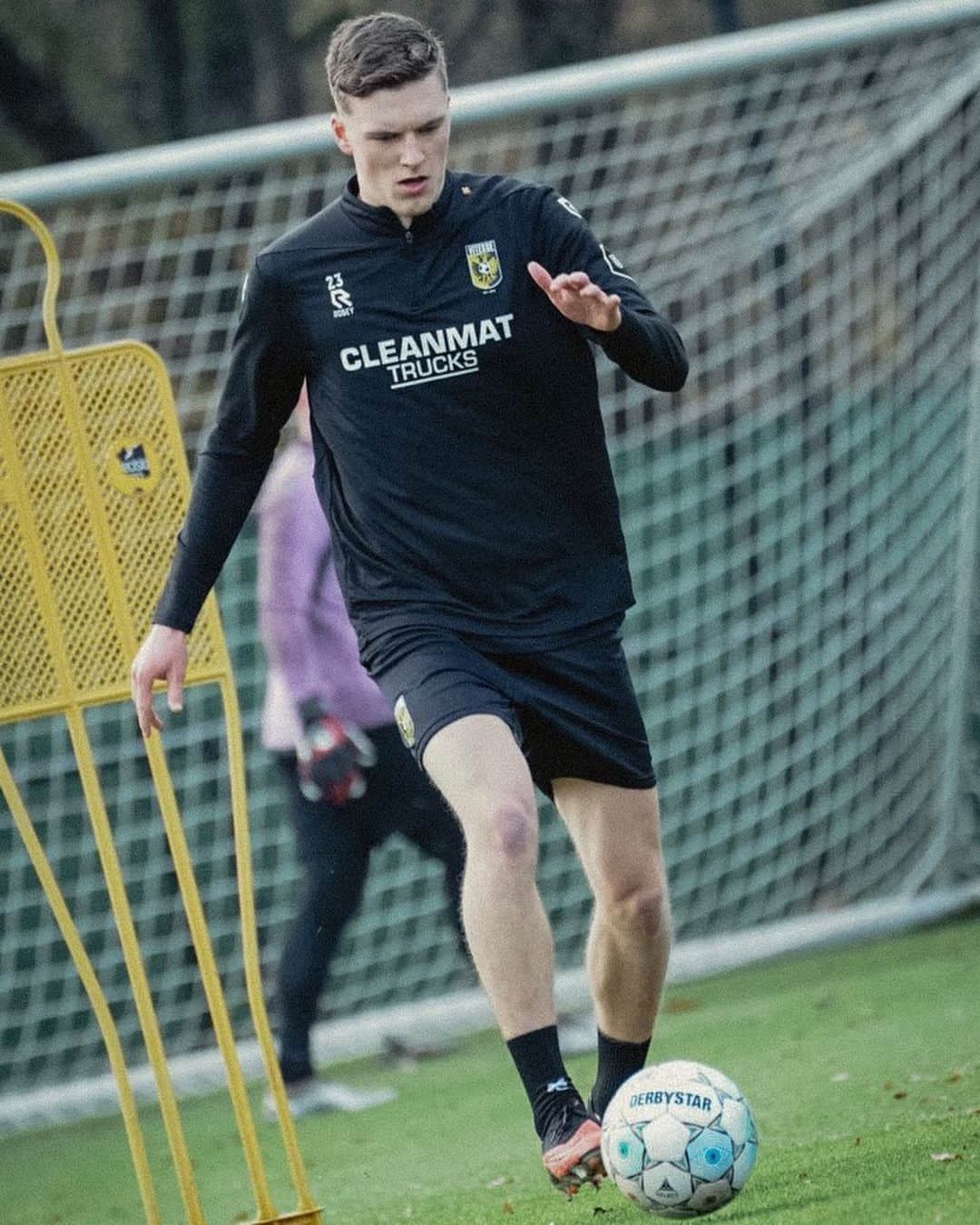 フィテッセのインスタグラム：「Goed je weer te zien, Daan! 🔙  #Vitesse」