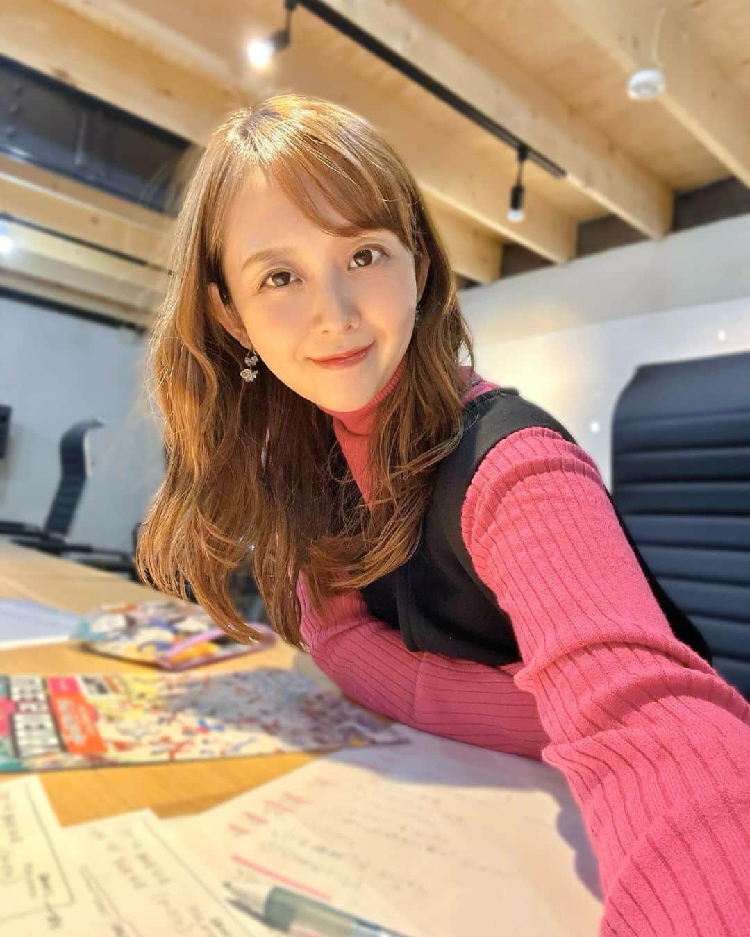 かとう唯さんのインスタグラム写真 - (かとう唯Instagram)「打ち合わせおわったーーー！！！  来年にむけてわくわくなことが...☺️✨✨ 楽しみにしとってねー🙌💗 まずはそれに向けて頑張りまうす🐭！！  ＆今日もおつかれーらいす🍛  P.S.悩んだから2枚載せた。 一枚目か二枚目、どちらが良き？？  #打ち合わせday #ショーデザイン #トップス #ナノユニバース #お気に入り」12月12日 20時05分 - yuimscl0630