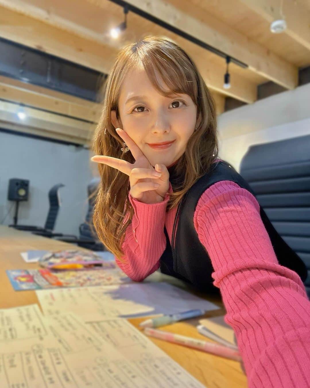 かとう唯さんのインスタグラム写真 - (かとう唯Instagram)「打ち合わせおわったーーー！！！  来年にむけてわくわくなことが...☺️✨✨ 楽しみにしとってねー🙌💗 まずはそれに向けて頑張りまうす🐭！！  ＆今日もおつかれーらいす🍛  P.S.悩んだから2枚載せた。 一枚目か二枚目、どちらが良き？？  #打ち合わせday #ショーデザイン #トップス #ナノユニバース #お気に入り」12月12日 20時05分 - yuimscl0630