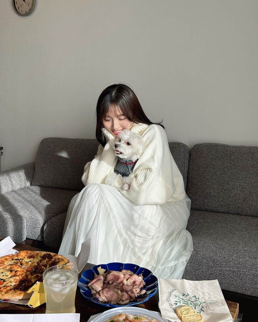中野優香さんのインスタグラム写真 - (中野優香Instagram)「一足早くお家でクリスマスパーティー🎄  みんなでプレゼント交換して楽しかったなぁ🥹  ごてんさんは人間が大好きなので友達がお家に来てくれて幸せそうでした😇🐾  #クリスマス#クリスマスパーティー#クリパ」12月12日 20時05分 - yuuka._.nakano