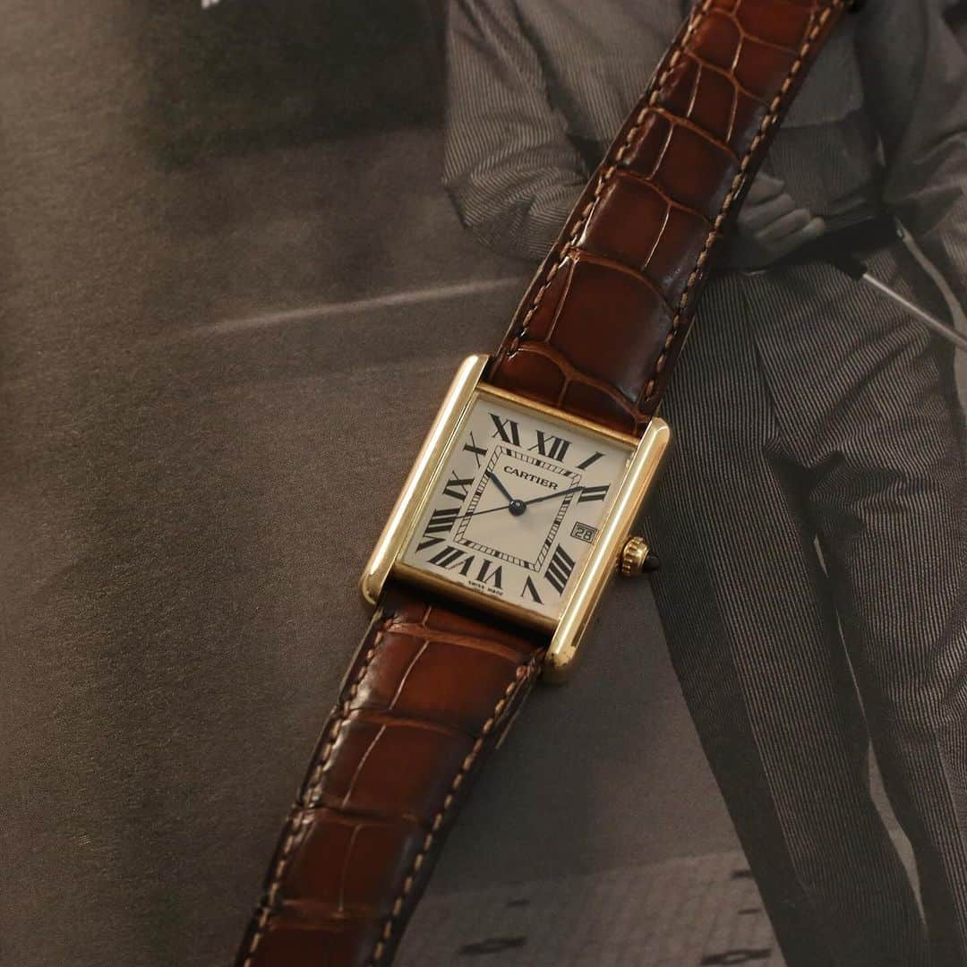 HIROBのインスタグラム：「Vintage CARTIER at SHINJUKU LUMINE  とてもかっこいい時計、タンクルイカルティエ。 LMサイズカレンダー付のクォーツモデルです。  no.23003890069630  メンズヴィンテージウォッチが新宿ルミネ店に揃いました。 是非お越しください。 Tel 03-5908-2680  #hirob #baycrews #vintagewatch #vintagecartier #cartier #tanklc  @baycrews」