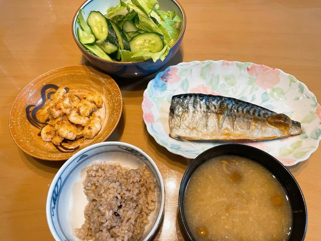 田中亜弥さんのインスタグラム写真 - (田中亜弥Instagram)「【バランスよく食べるとは】  食べなければ誰でも痩せます。  でも、それは筋肉量や代謝が落ちてやせ細って不健康になるだけです。  健康的に体を絞るためにはバランスよく食べることが特に大切です。  その基準として、家族や子供など自分の大事な人にしてほしいと思う食事を自分も出来ているかどうかで考えると分かりやすいです🙆‍♀️  自分を大切にしながら体づくりしていきましょう✨  #ダイエット #体づくり #食事制限 #食事管理 #食べて痩せる  #食べて綺麗になる  #自分を大切に  #パーソナルトレーニング #パーソナルトレーニングジム  #パーソナルジム  #女性専用 #女性専用ジム  #女性専用パーソナルジム  #吉祥寺 #吉祥寺駅 #武蔵野市 #キャンペーン実施中」12月12日 20時08分 - tanakaaya81