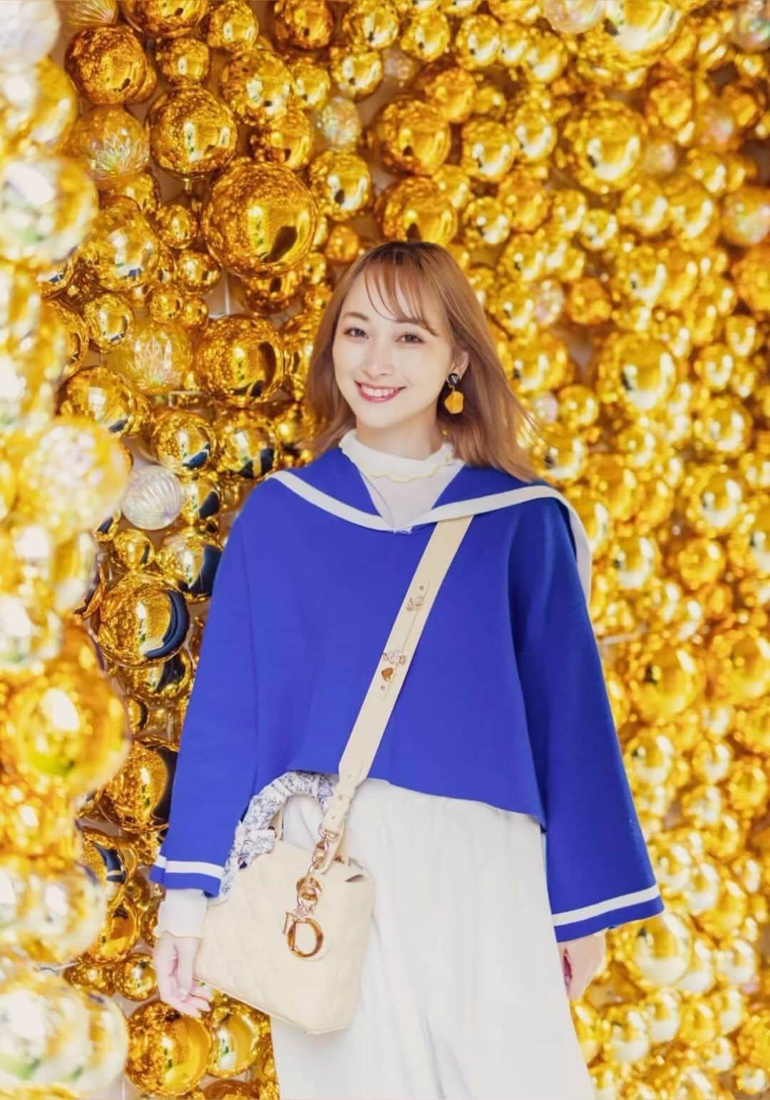 白井美帆のインスタグラム：「Disney FASHION CLOSETさんのバウンドコーデ♡ 大好きなドナルドコーデにしました♪ 相方デイジーはMG  @saki_seven_mg  ＊ バウンドコーデ苦手な人もディズニーファッションクローゼットなら 簡単コーデ見つかるかも♡ ＊ LINEで登録すると返送もLINEから進めてコンビニ返送など すごく簡単です！ 送られてくる包装までディズニーの世界♡ ９種類のディズニーキャラクターから選べます  💛レンタル&返し方の方法💛 ❶LINE登録して LINE連携で会員登録❣️  ❷LINEのトークから レンタルするをタップしてレンタルしたい コーデを選んでね♪ LINE連携だから住所やカードなどの 入力も楽でした👏  ❸レンタル期間は最短2泊3日〜 最大7泊8日までレンタルできる！ レンタル完了したら LINEでお知らせしてくれるよ✨  ❹返却する時は届いた時に一緒に 入っている袋にいれてヤマト営業所や セブンかファミマで簡単にできる！✨ 会員画面にログイン後、バーコードが出るので それをお店の方に提示するだけ🙆‍♀️  気軽にディズニーバウンドができるので 一度試してみてね👏💛  https://disney.air-closet.com/  #PR #ディズニーファッションクローゼット  #dクロ  #ディズニーファッションレンタル  #ディズニーバウンド #ディズニーコーデ #ディズニーコーデレンタル」