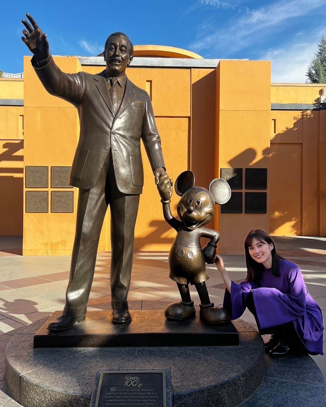 生田絵梨花のインスタグラム：「ディズニーロサンゼルス本社にて ウォルトさんとミッキーと手繋いじゃった😆  #ディズニー100」