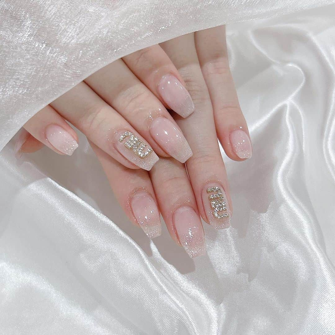 藍崎ゆきなのインスタグラム：「New nail…♡ #ネイルデザイン #ネイル #ラメグラデーション #neil」