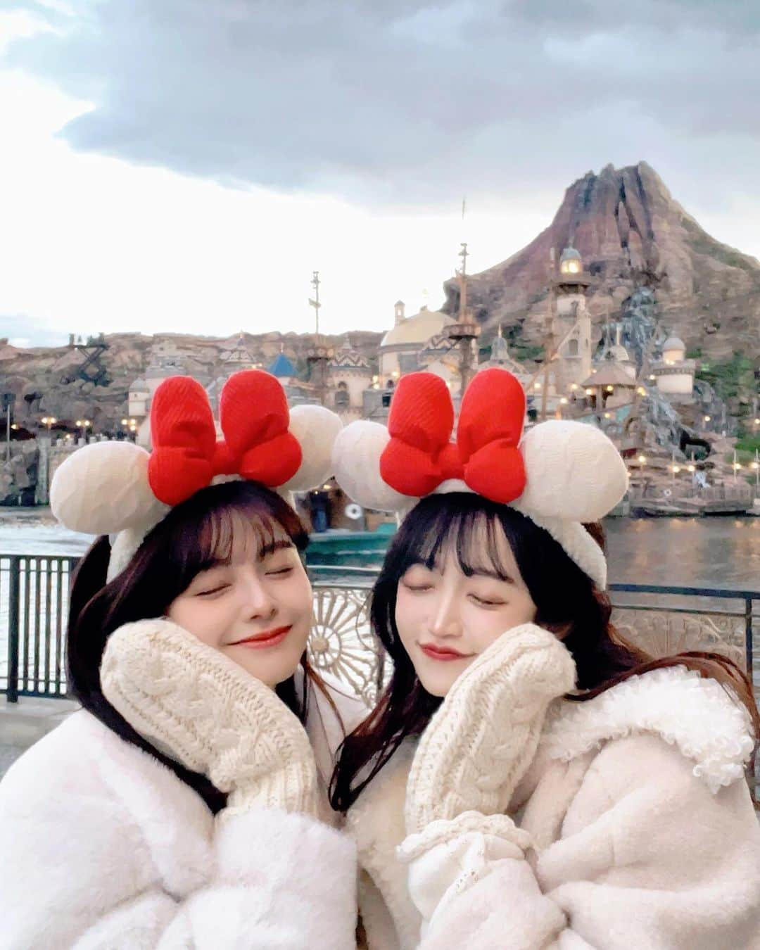 本間日陽のインスタグラム：「もこもこ🧶💕💕💕💕💕💕💕 @rika___n24x   #クリスマスディズニー #ディズニーシー #クリスマス #tokyodisneysea #tokyodisneyresort」