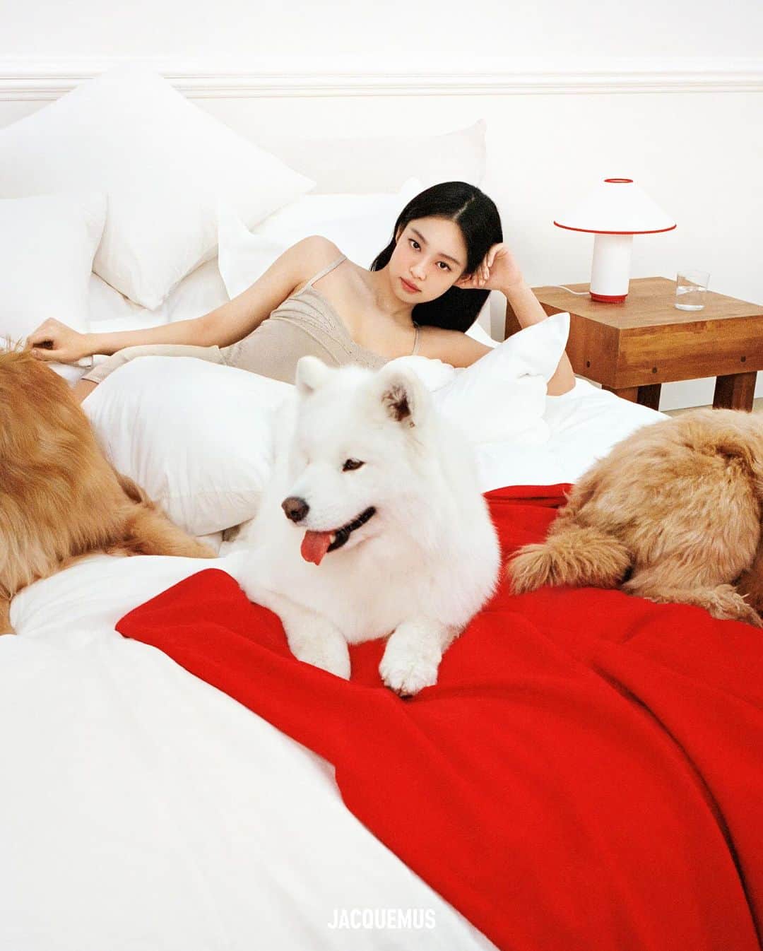 ジャックムスさんのインスタグラム写真 - (ジャックムスInstagram)「IN BED WITH JENNIE THE NEW « GUIRLANDE » CAMPAIGN WITH @jennierubyjane  JACQUEMUS.com」12月12日 20時13分 - jacquemus