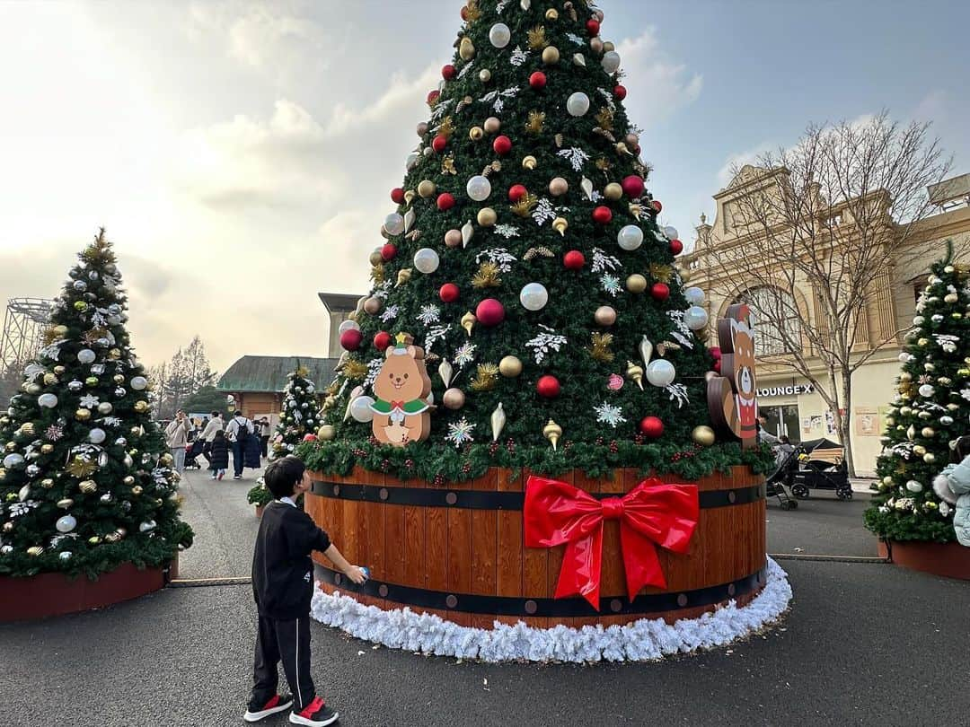 清川あさみさんのインスタグラム写真 - (清川あさみInstagram)「I was introduced to Everland Resort during my stay in Korea,I went there for the first time! Everland Resort is a really popular large amusement park in Korea.🐼  韓国滞在中に #EverlandResort を紹介頂き、 初めて行ってきました！#에버랜드리조트  韓国では本当に人気の大型遊園地です。 とにかく広くて様々なアトラクションとサファリを体験できる場所が一緒になっています。フォトスポット目立ての人も沢山😆  私や子供達的には、専用車に乗ってトラやライオンやヒグマなどの猛獣たちに近付くことが出来る迫力満点のサファリワールドが凄かった！ 間近でみるライオンに子供達も大興奮でした。🦁🐅🦩🐘  エバーランドの乗り物アマゾンエクスプレスのスタッフの名物ダンスも見れた🪵  #korea #韓国🇰🇷 #familiy #韓国で1番人気遊園地🎡」12月12日 20時14分 - asami_kiyokawa