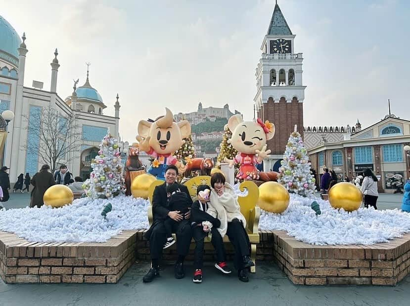 清川あさみさんのインスタグラム写真 - (清川あさみInstagram)「I was introduced to Everland Resort during my stay in Korea,I went there for the first time! Everland Resort is a really popular large amusement park in Korea.🐼  韓国滞在中に #EverlandResort を紹介頂き、 初めて行ってきました！#에버랜드리조트  韓国では本当に人気の大型遊園地です。 とにかく広くて様々なアトラクションとサファリを体験できる場所が一緒になっています。フォトスポット目立ての人も沢山😆  私や子供達的には、専用車に乗ってトラやライオンやヒグマなどの猛獣たちに近付くことが出来る迫力満点のサファリワールドが凄かった！ 間近でみるライオンに子供達も大興奮でした。🦁🐅🦩🐘  エバーランドの乗り物アマゾンエクスプレスのスタッフの名物ダンスも見れた🪵  #korea #韓国🇰🇷 #familiy #韓国で1番人気遊園地🎡」12月12日 20時14分 - asami_kiyokawa