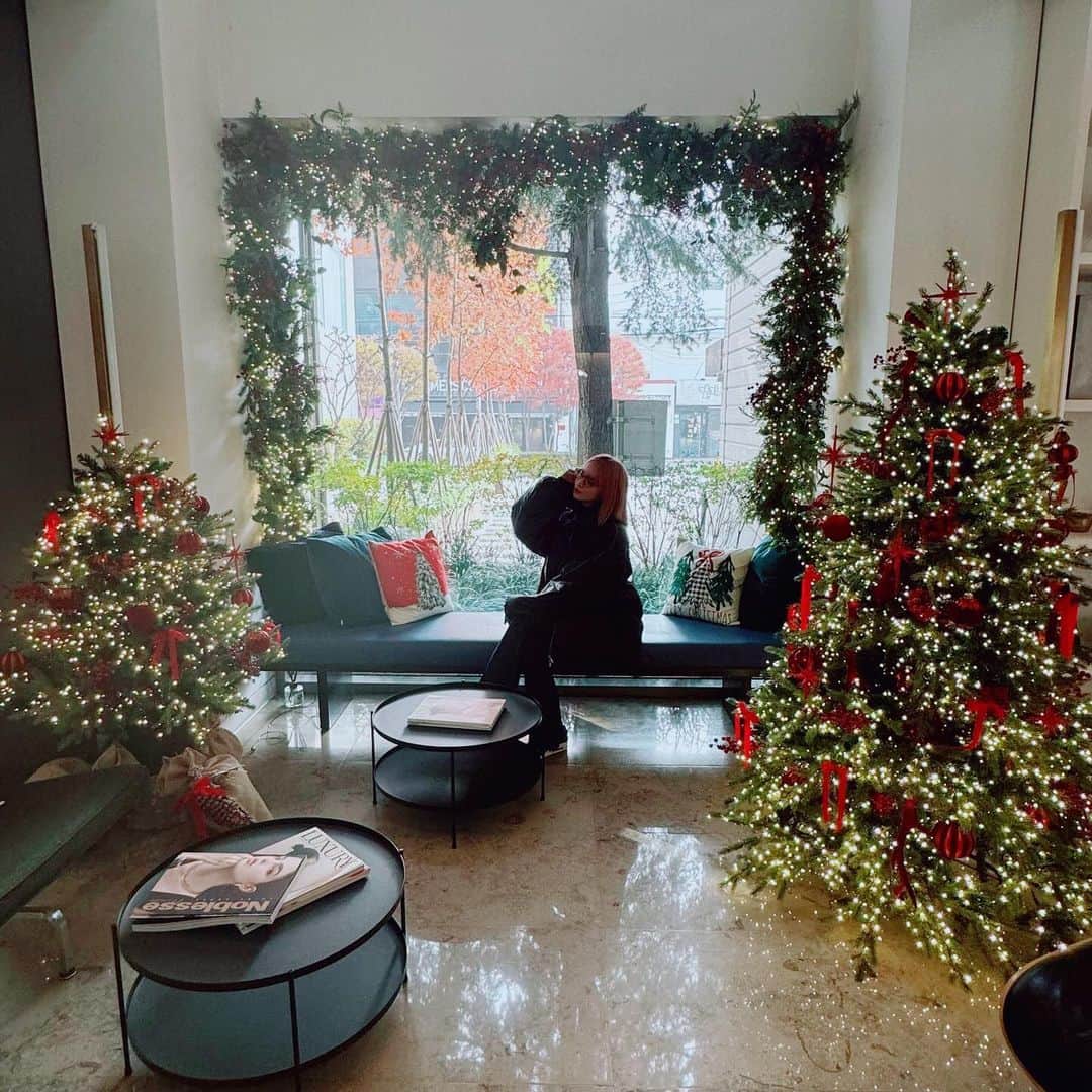星名美怜のインスタグラム：「🖤🖤🖤 . クリスマスぽい写真まだまだあるのだあ  いろんなクリスマスお届け♡ . . #mireinsta #星名美怜 #みれいと韓国  #クリスマス #クリスマスツリー #xmas #christmastree  #韓国おすすめホテル #ソウルおすすめホテル #韓国ホテル #ソウルホテル #ソウルホテルおすすめ #韓国旅行 #渡韓記録 #渡韓レポ  #한국 #여행 #여행기록 #한국여행 #여행스냅」