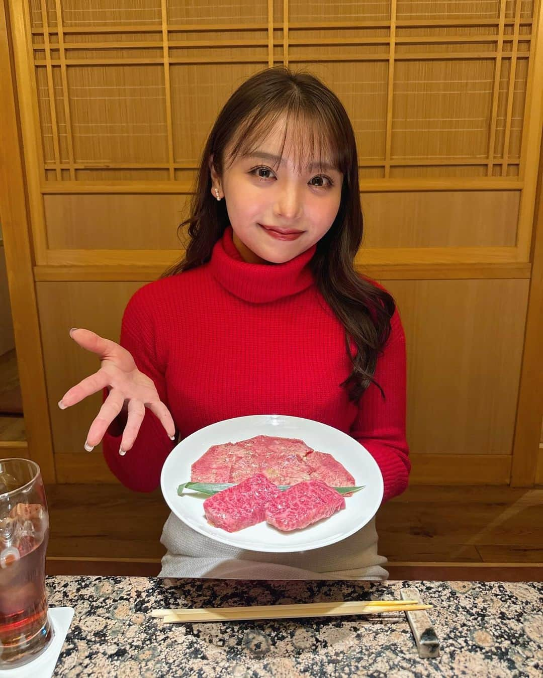 勝又彩央里さんのインスタグラム写真 - (勝又彩央里Instagram)「忘年会シーズン！  今日は、うしごろ貫 恵比寿本店で冬の季節限定コースを堪能🐃  お座敷でゆっくりと大好きな焼肉で一年頑張った自分を労ってきました  極上の美味しい和牛とお酒で楽しめました〜  #うしごろ貫 #日本酒 #恵比寿焼肉 #五反田焼肉 #焼肉 #恵比寿 #恵比寿グルメ #ディナー #ニット #ニットコーデ #赤 #冬 #冬コーデ #ol #思い出 #ootd #instagram #instadaily #tflers #winter #グルメ #グルメ女子 #グルメスタグラム」12月12日 20時23分 - saorinoel