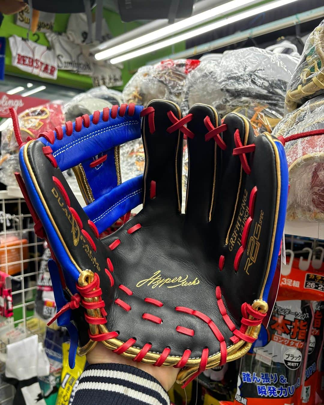 Rawlings Japanさんのインスタグラム写真 - (Rawlings JapanInstagram)「. ローリングスのロゴが4つもあるグローブ🤩🤩🤩  今回ご紹介のローリングスさんグラブですがロゴマークが4つもあるんです😝  ・ベロ部分 ・親指側 ・ウェブ部分 ・人差し指部分 の計4つです🤥  主張激しめですね🙃  カラーはブラックとブルーを基本としており､紐はレッド､ヘリ革はゴールドになります  派手ですね🙄  グラウンドでは目立つ事間違いなしです！  そしてこのグラブ！！！！  ハイパーテックシリーズになりますので即使用が出来るグラブになります😁  週に1回しか野球をやらない方でも使いやすくなってます⚾️  是非気になる方はチェックしてみてください👀✨️👀✨️ ～～～～～～～～～～～～～～～～～ 📪558-0031 📍大阪府大阪市住吉区沢之町1-3-3 ☎06-6692-6655 ⌚営業時間【平日】11:00～20:00 　　　　　【土日祝】10:00～20:00 　定休日　水曜日(第二、第三木曜日) ～～～～～～～～～～～～～～～～～ #ローリングス  #rawlings  #軟式グローブ  #軟式グラブ  #ハイパーテック  #すぐ使える  #グラブ  #即戦力  #グローブ  #軟式野球  #大阪  #osaka  #住吉  #野球専門店  #野球館  #野球用品  #バット  #スパイク  #ユニホーム  #少年野球  #中学野球  #高校野球  #大学野球  #社会人野球  #プロ野球  #草野球  #野球  #ソフトボール  #甲子園  #野球好きな人と繋がりたい」12月12日 20時24分 - rawlings_japan_llc