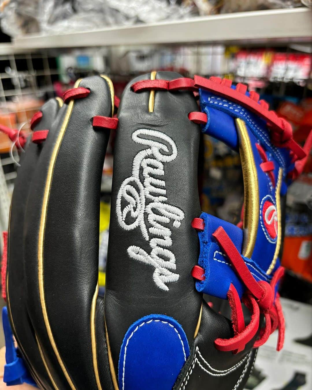 Rawlings Japanさんのインスタグラム写真 - (Rawlings JapanInstagram)「. ローリングスのロゴが4つもあるグローブ🤩🤩🤩  今回ご紹介のローリングスさんグラブですがロゴマークが4つもあるんです😝  ・ベロ部分 ・親指側 ・ウェブ部分 ・人差し指部分 の計4つです🤥  主張激しめですね🙃  カラーはブラックとブルーを基本としており､紐はレッド､ヘリ革はゴールドになります  派手ですね🙄  グラウンドでは目立つ事間違いなしです！  そしてこのグラブ！！！！  ハイパーテックシリーズになりますので即使用が出来るグラブになります😁  週に1回しか野球をやらない方でも使いやすくなってます⚾️  是非気になる方はチェックしてみてください👀✨️👀✨️ ～～～～～～～～～～～～～～～～～ 📪558-0031 📍大阪府大阪市住吉区沢之町1-3-3 ☎06-6692-6655 ⌚営業時間【平日】11:00～20:00 　　　　　【土日祝】10:00～20:00 　定休日　水曜日(第二、第三木曜日) ～～～～～～～～～～～～～～～～～ #ローリングス  #rawlings  #軟式グローブ  #軟式グラブ  #ハイパーテック  #すぐ使える  #グラブ  #即戦力  #グローブ  #軟式野球  #大阪  #osaka  #住吉  #野球専門店  #野球館  #野球用品  #バット  #スパイク  #ユニホーム  #少年野球  #中学野球  #高校野球  #大学野球  #社会人野球  #プロ野球  #草野球  #野球  #ソフトボール  #甲子園  #野球好きな人と繋がりたい」12月12日 20時24分 - rawlings_japan_llc