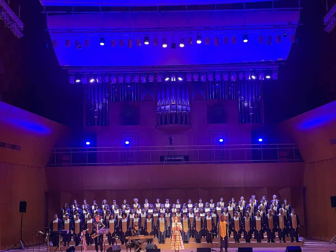 半崎美子さんのインスタグラム写真 - (半崎美子Instagram)「石川県立音楽堂、Anointed mass choir の皆さんによるクリスマスコンサート、ご来場頂いた皆様本当に有難うございました！「途」「地球へ」を心重ねて歌えた事、ワークショップの皆さんとのステージ、歌う喜び、生きる喜びを分かち合えた尊い時間でした。 サプライズバースデイまでして頂き感謝です🎂！ 明日、13日は、ハンザキスト倶楽部限定ライブです。 お誕生日に皆様と分かち合えるひとときを楽しみに、思い出深き渋谷プレジャープレジャーでお待ちしています。  #石川県立音楽堂」12月12日 20時24分 - yoshikohanzaki