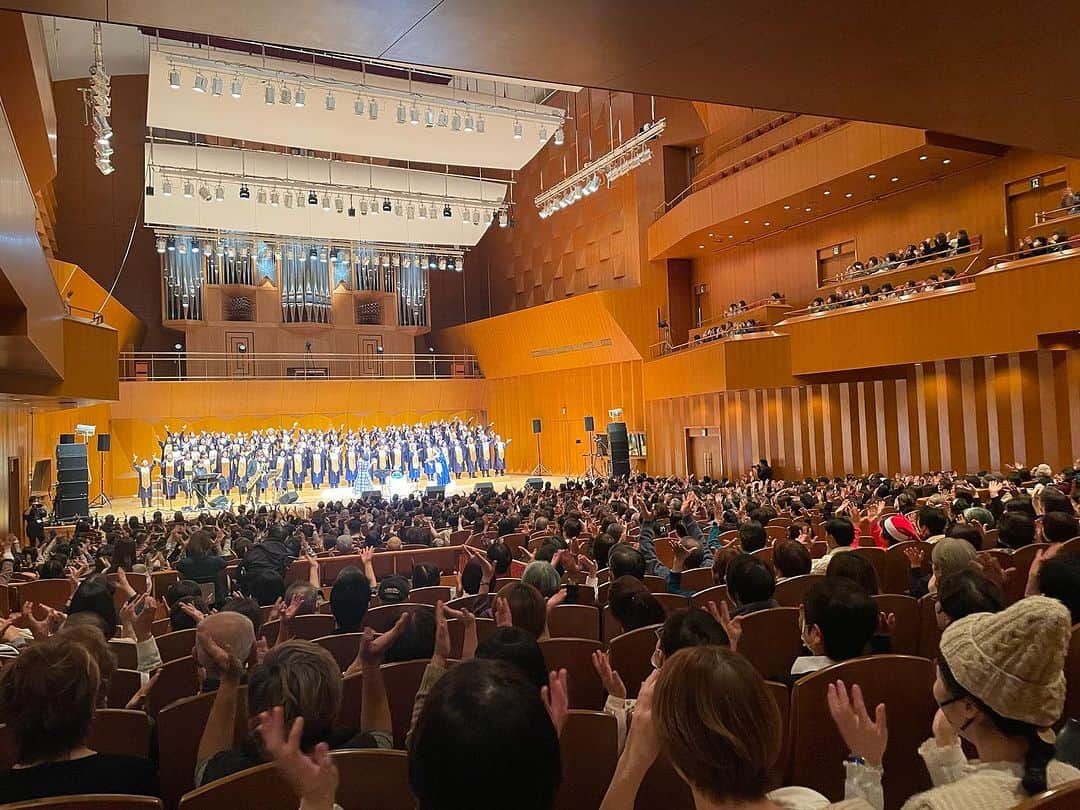 半崎美子さんのインスタグラム写真 - (半崎美子Instagram)「石川県立音楽堂、Anointed mass choir の皆さんによるクリスマスコンサート、ご来場頂いた皆様本当に有難うございました！「途」「地球へ」を心重ねて歌えた事、ワークショップの皆さんとのステージ、歌う喜び、生きる喜びを分かち合えた尊い時間でした。 サプライズバースデイまでして頂き感謝です🎂！ 明日、13日は、ハンザキスト倶楽部限定ライブです。 お誕生日に皆様と分かち合えるひとときを楽しみに、思い出深き渋谷プレジャープレジャーでお待ちしています。  #石川県立音楽堂」12月12日 20時24分 - yoshikohanzaki