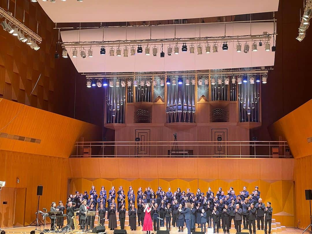 半崎美子さんのインスタグラム写真 - (半崎美子Instagram)「石川県立音楽堂、Anointed mass choir の皆さんによるクリスマスコンサート、ご来場頂いた皆様本当に有難うございました！「途」「地球へ」を心重ねて歌えた事、ワークショップの皆さんとのステージ、歌う喜び、生きる喜びを分かち合えた尊い時間でした。 サプライズバースデイまでして頂き感謝です🎂！ 明日、13日は、ハンザキスト倶楽部限定ライブです。 お誕生日に皆様と分かち合えるひとときを楽しみに、思い出深き渋谷プレジャープレジャーでお待ちしています。  #石川県立音楽堂」12月12日 20時24分 - yoshikohanzaki