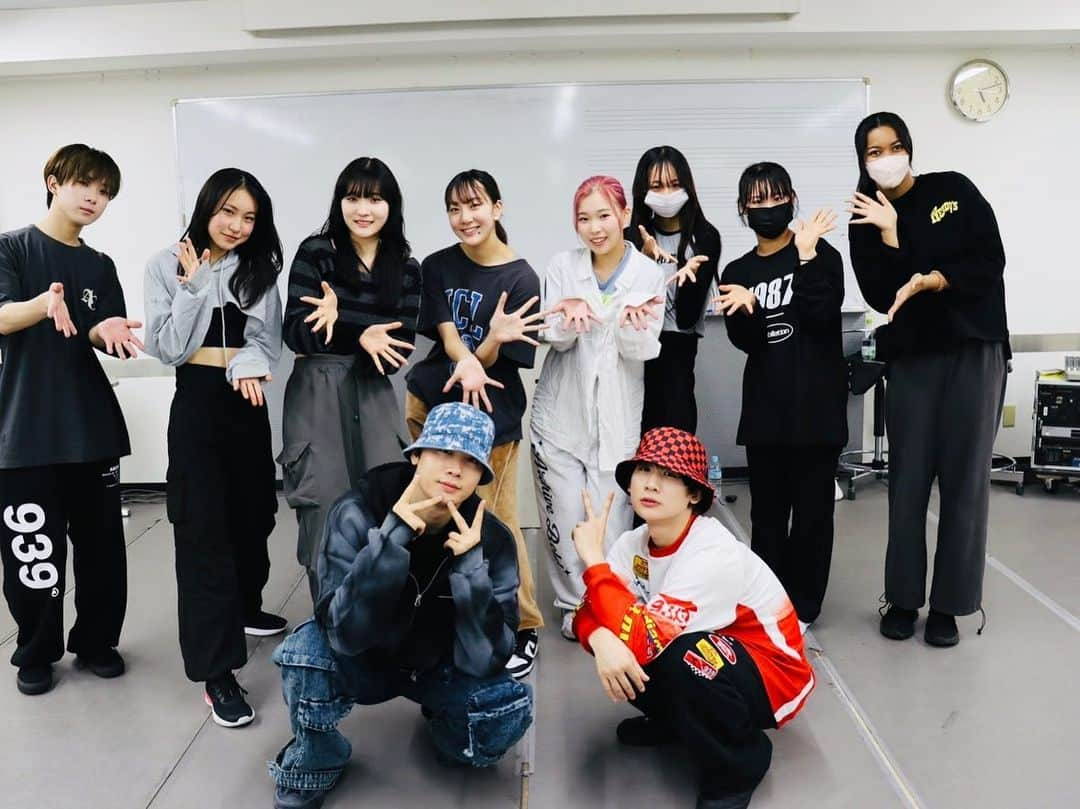 Tokyo School of Music&danceさんのインスタグラム写真 - (Tokyo School of Music&danceInstagram)「2023.12.10(Sun) 【 JANG INSUNG 】 K-POPスペシャルダンスレッスン🫶🏻✨  MAMAMOO・NU'EST・ムンビョルなどのダンサーもつとめるほか、自身もアーティストとして活躍する JANG INSUNG(チャン・インソン)さんが韓国から来日‼︎🇰🇷 スペシャルK-POPダンスレッスンを開催しました！ 昨年8月ぶり2度目の開催、またご来校いただけてとっても嬉しいです…！👏 ご参加いただいたみなさま、インソン先生、 本当にありがとうございました🙏✨  今回も、プロジェクトをコーディネート&通訳担当をいただいたのは、姉妹校NSM卒業のTAROさん！🏁 いつも本当にありがとうございます🙇🙇‍♀️ またぜひ宜しくお願いいたします！ ※動画も後日公開予定💡  @in_sung_jang  @__ta1111  @check_project_   #tsm #tsm西葛西 #tsm西葛西校  #東京スクールオブミュージックandダンス専門学校 #tokyoschoolofmusicanddance #音楽 #ダンス #ダンサー #エンタメ #エンターテインメント #専門学校 #KPOP #20231210 #ダンスレッスン #ありがとうございました #授業風景 #学校生活 #オープンキャンパス #🏁」12月12日 20時17分 - tsm_musicdance