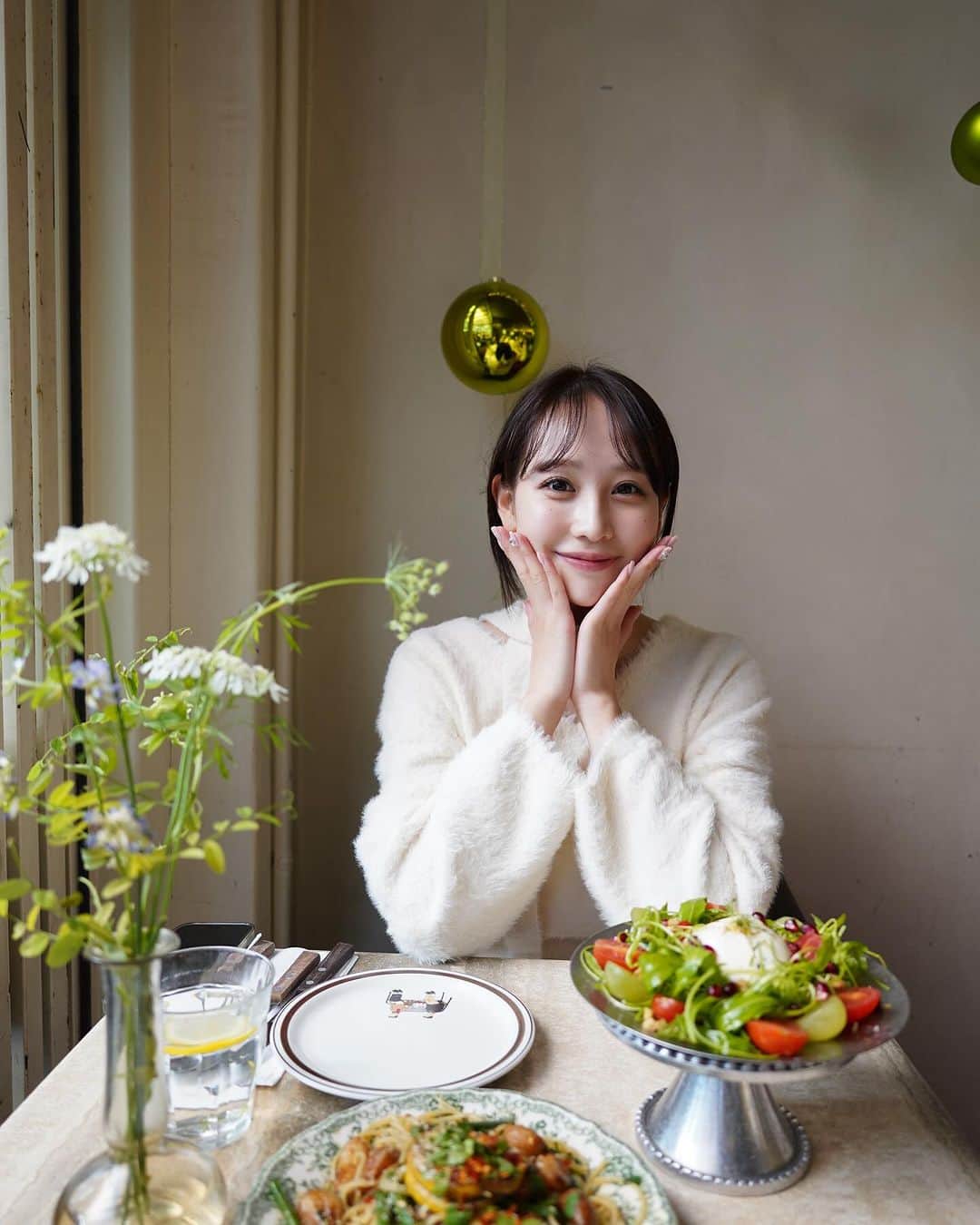 よねいはるかのインスタグラム：「Korea 🇰🇷  韓国は何度も行ったことがあるけど、 いつもお仕事で、観光をしたのは初めてだったので 行ってみたかったカフェに。♡  外観も内装も、可愛い〜！ が止まらなかった😳💭💛 街並みがどこもお洒落で可愛くてさすがでした..   お料理も美味しかったです✨  tops : @le.ema_official  12/13発売 bag : @shopheeari_jp   #韓国カフェ #韓国旅行」